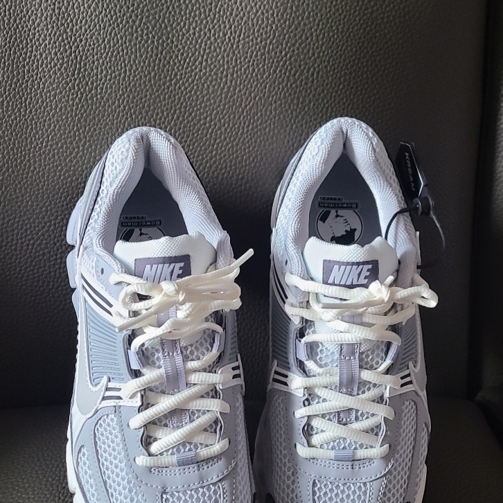 (W) Nike Zoom Vomero 5 Pure Platinum Metallic Silver 착용 스타일