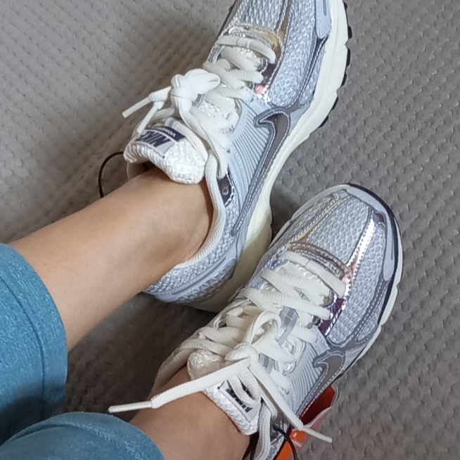 (W) Nike Zoom Vomero 5 Photon Dust and Metallic Silver 착용 스타일 - 1