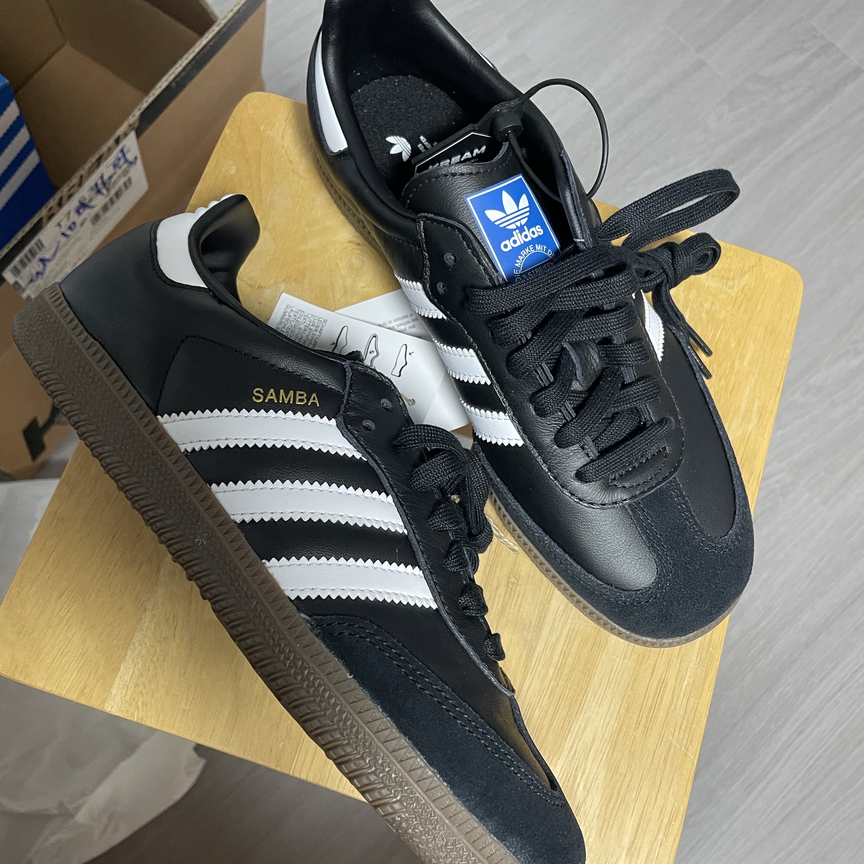 Adidas Samba OG Black White Gum 착용 스타일 - 2