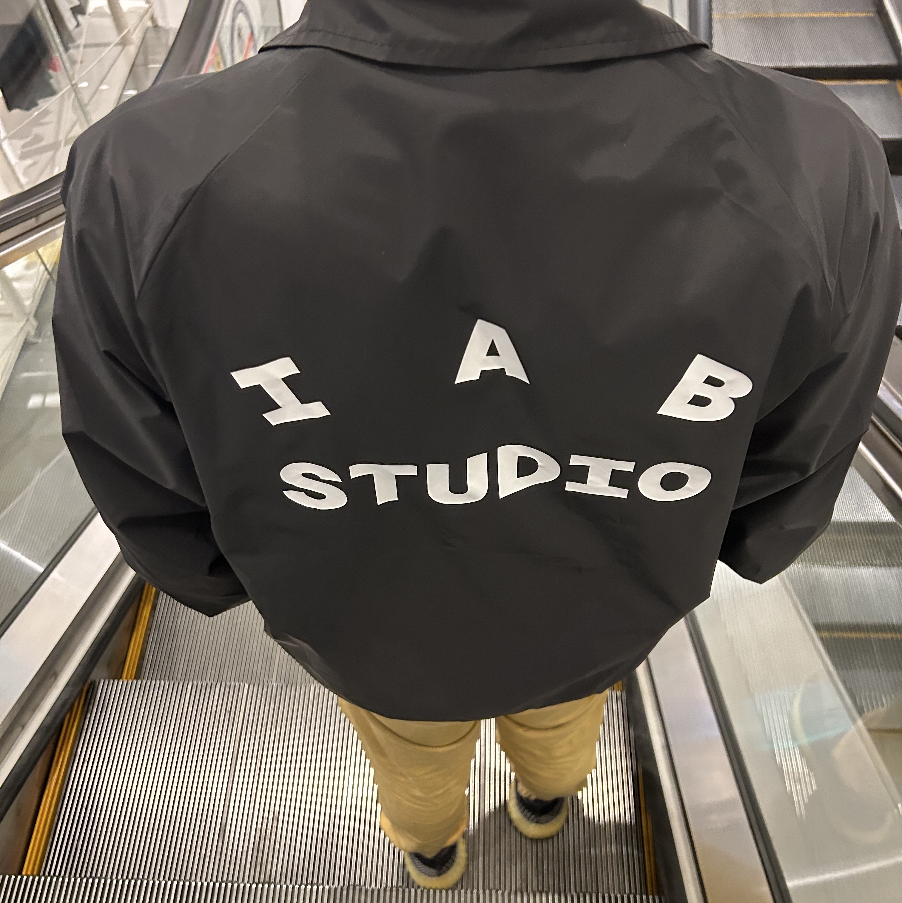 IAB Studio Coach Jacket Black, Adidas Yeezy Boost 350 V2 Carbon 착용 스타일