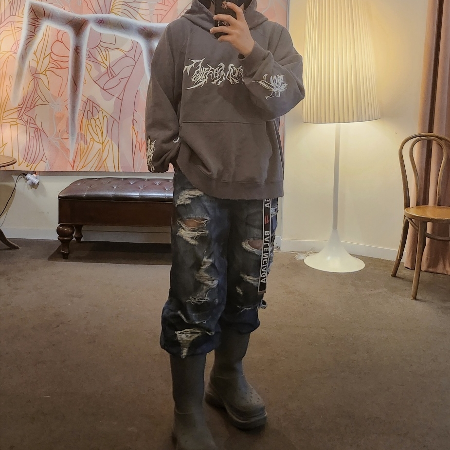 Balenciaga x Crocs Rubber Boot Grey, ETCE Cross Destroyed Cap Black 착용 스타일 - 2