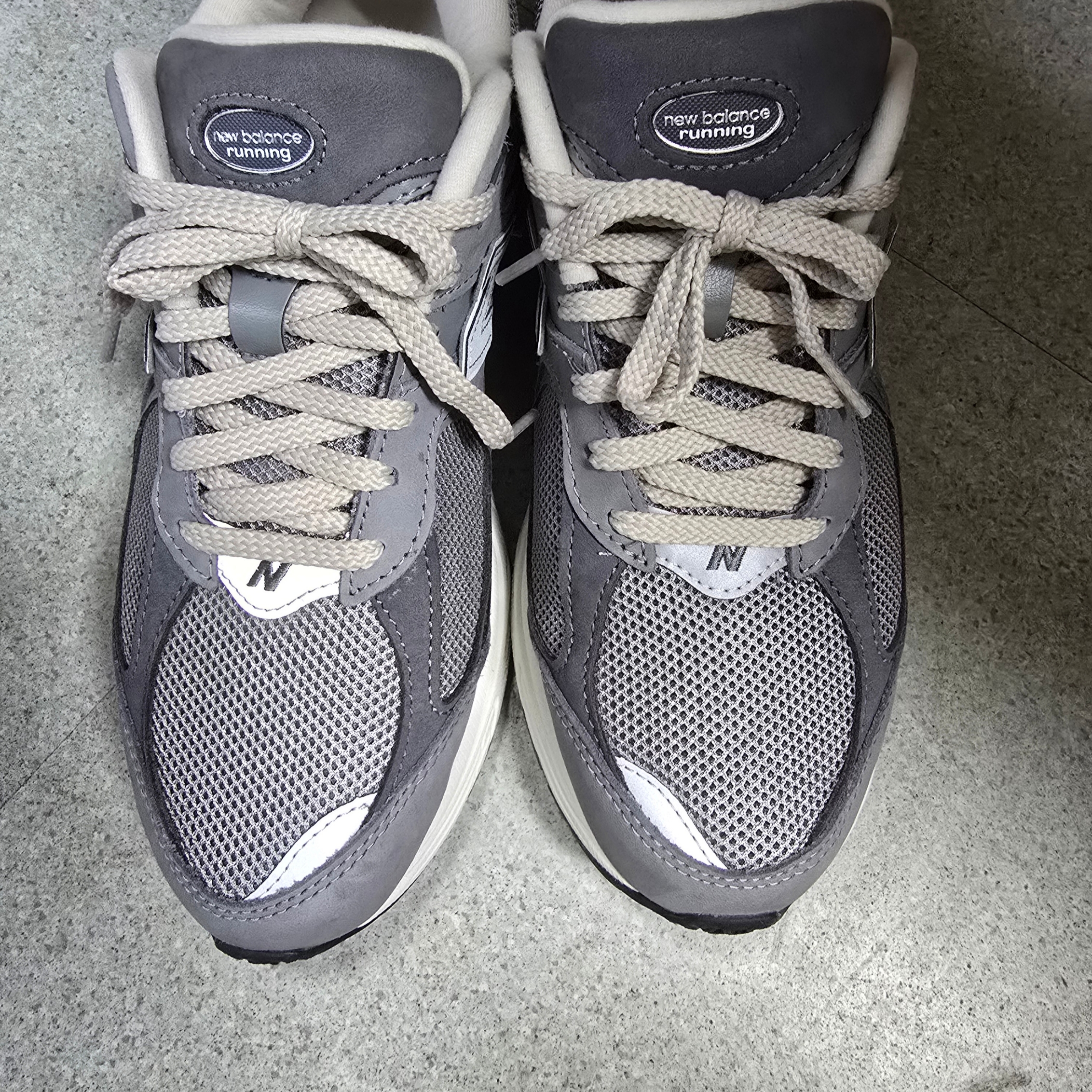 New Balance 2002R Premium Vintage Grey 착용 스타일
