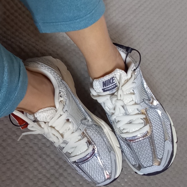 (W) Nike Zoom Vomero 5 Photon Dust and Metallic Silver 착용 스타일 - 2