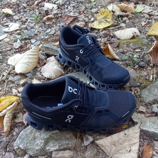 (W) On Running Cloud 5 All Black 착용 스타일 - 3