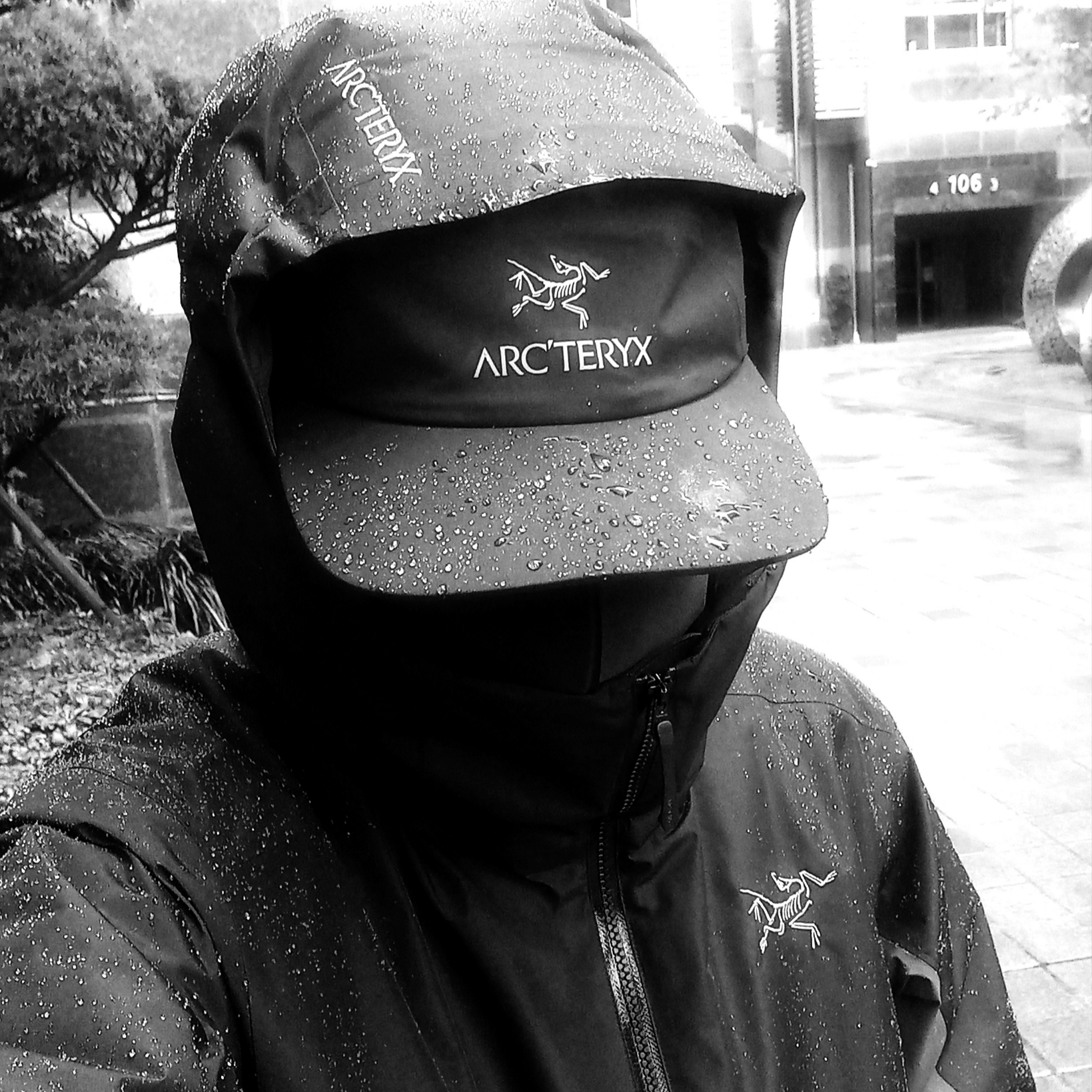 Arc'teryx Solano Insulated Hoody Black Graphite, Arc'teryx Gore 5 Panel Cap Black 착용 스타일 - 1