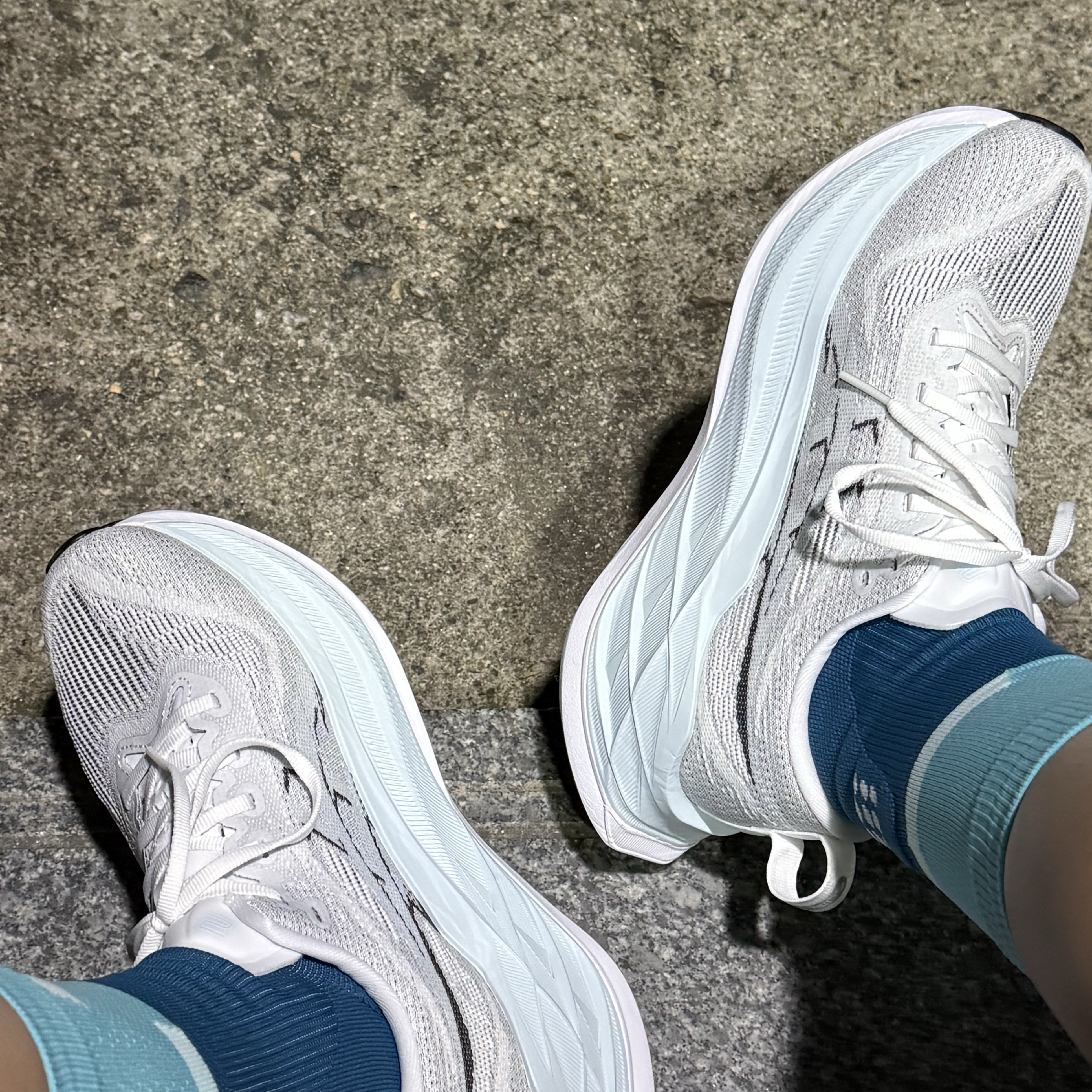 CEP The Run Mid Cut Socks 4.0 OceanPetrol, Asics Superblast 2 White Cool Grey 착용 스타일 - 3