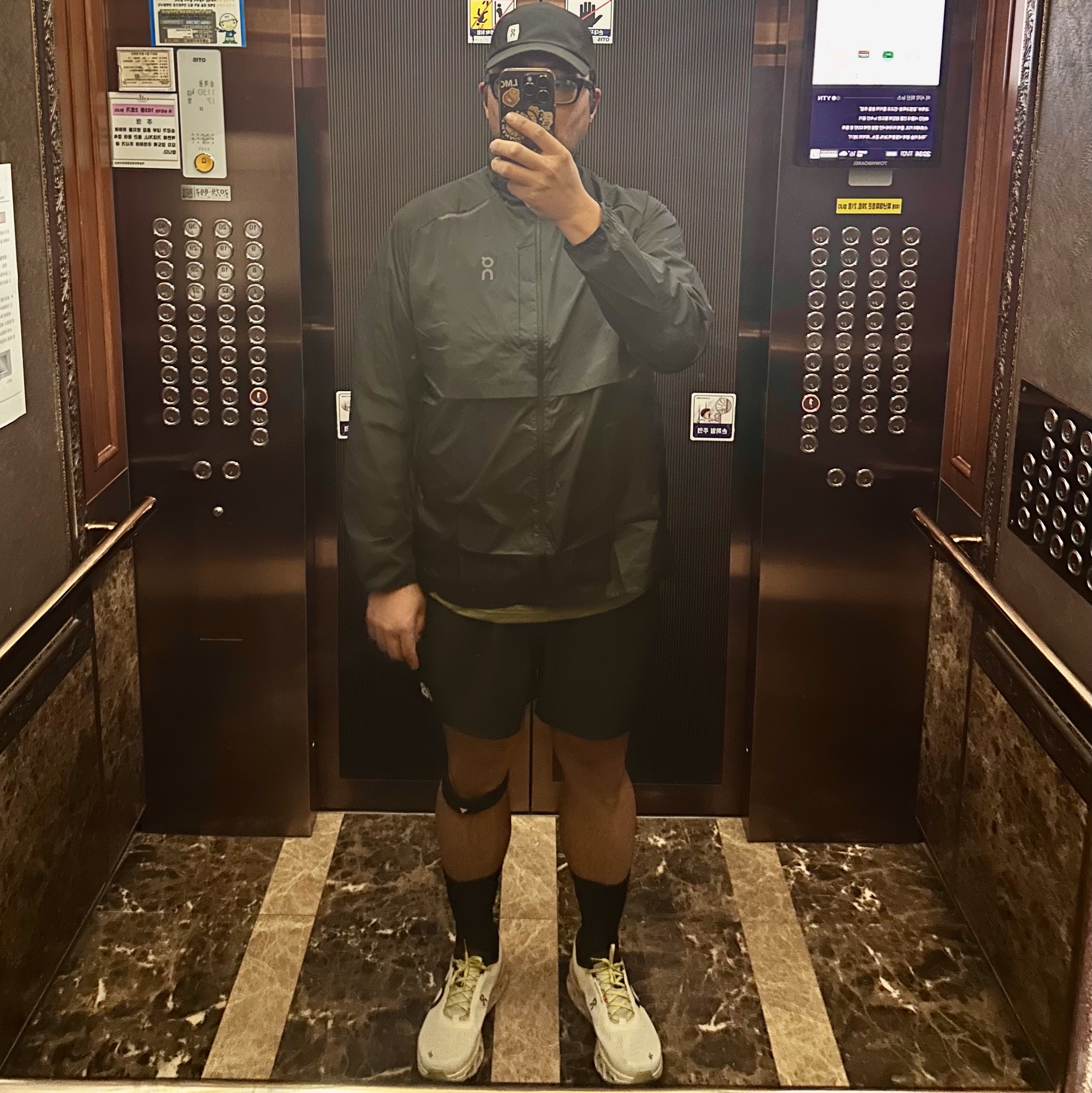 On Running Lightweight Cap Black, On Running Cloudmonster 2 Undyed Zest 착용 스타일 - 1