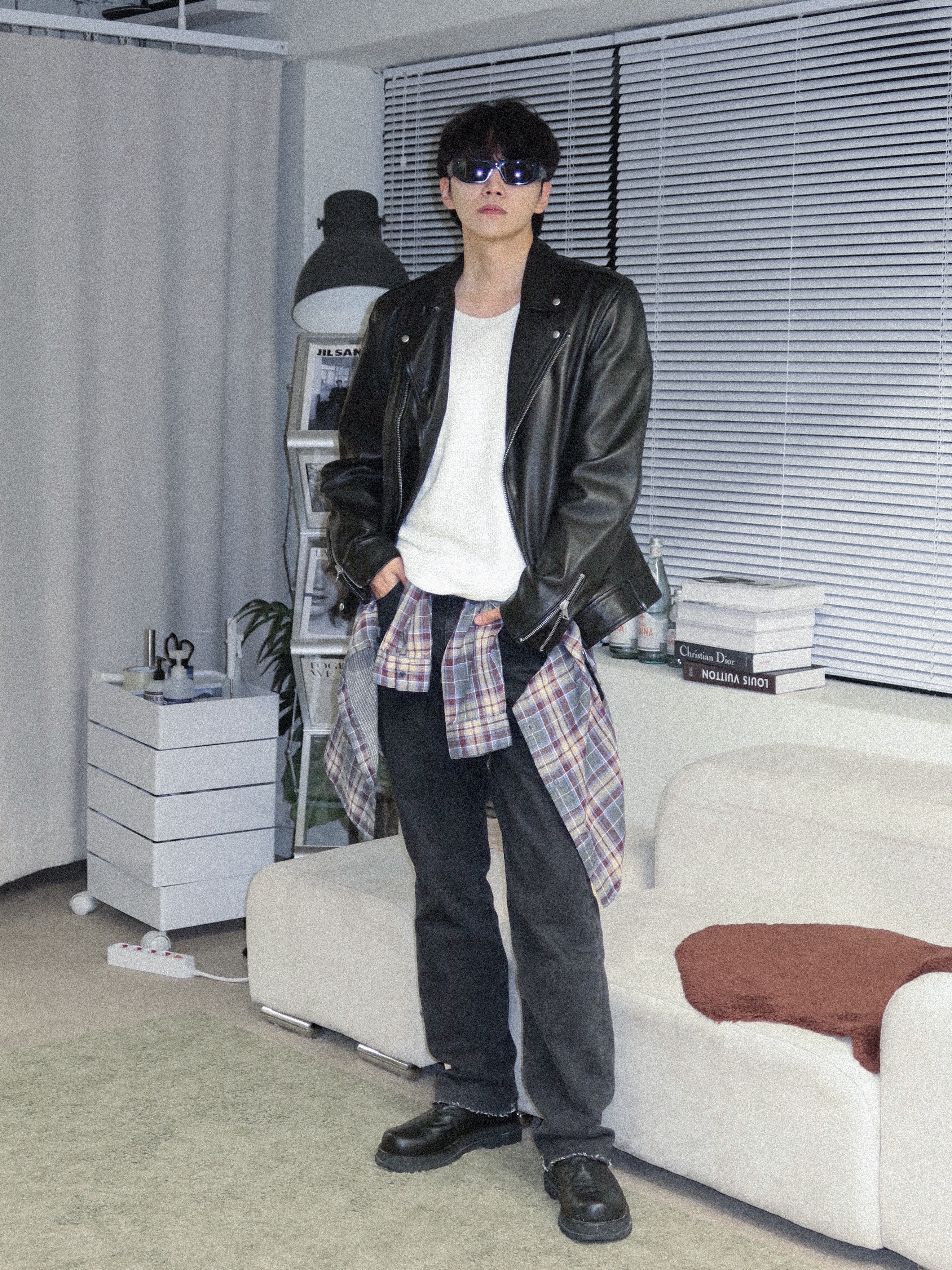 Prada Sunglasses The Triangle Logo Graphite 착용 스타일 - 1