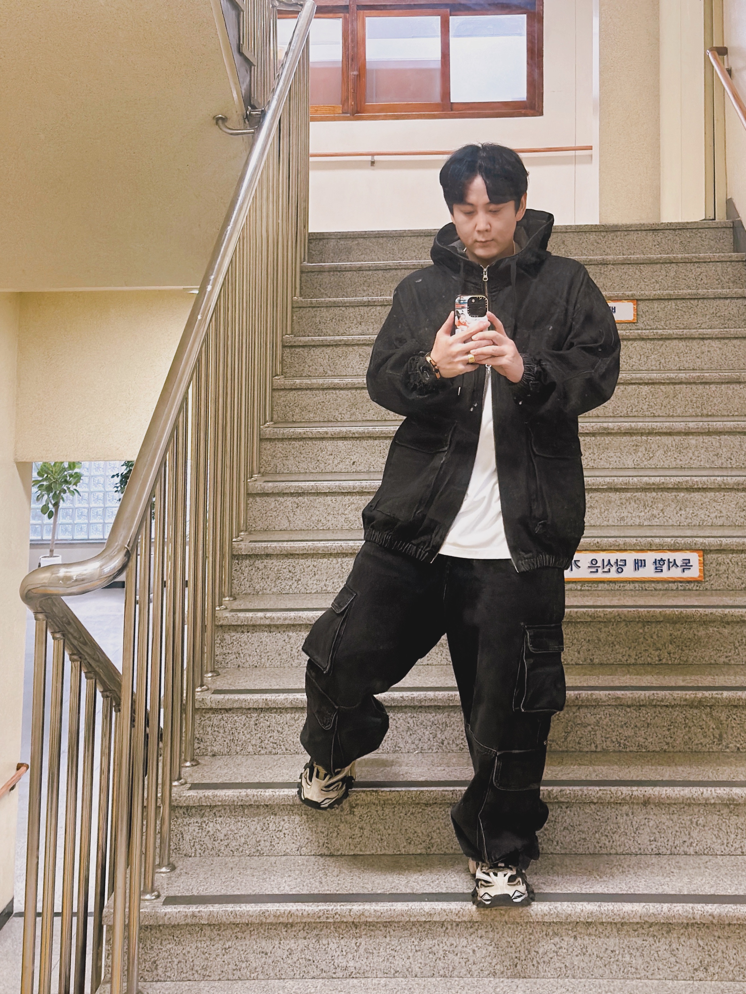 Supreme Repeat Leather Belt Black, Balenciaga Track.2 Sneakers Beige Black 착용 스타일