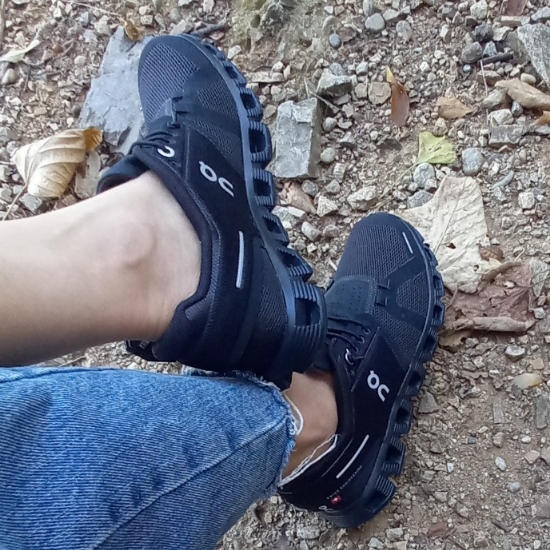 (W) On Running Cloud 5 All Black 착용 스타일 - 1