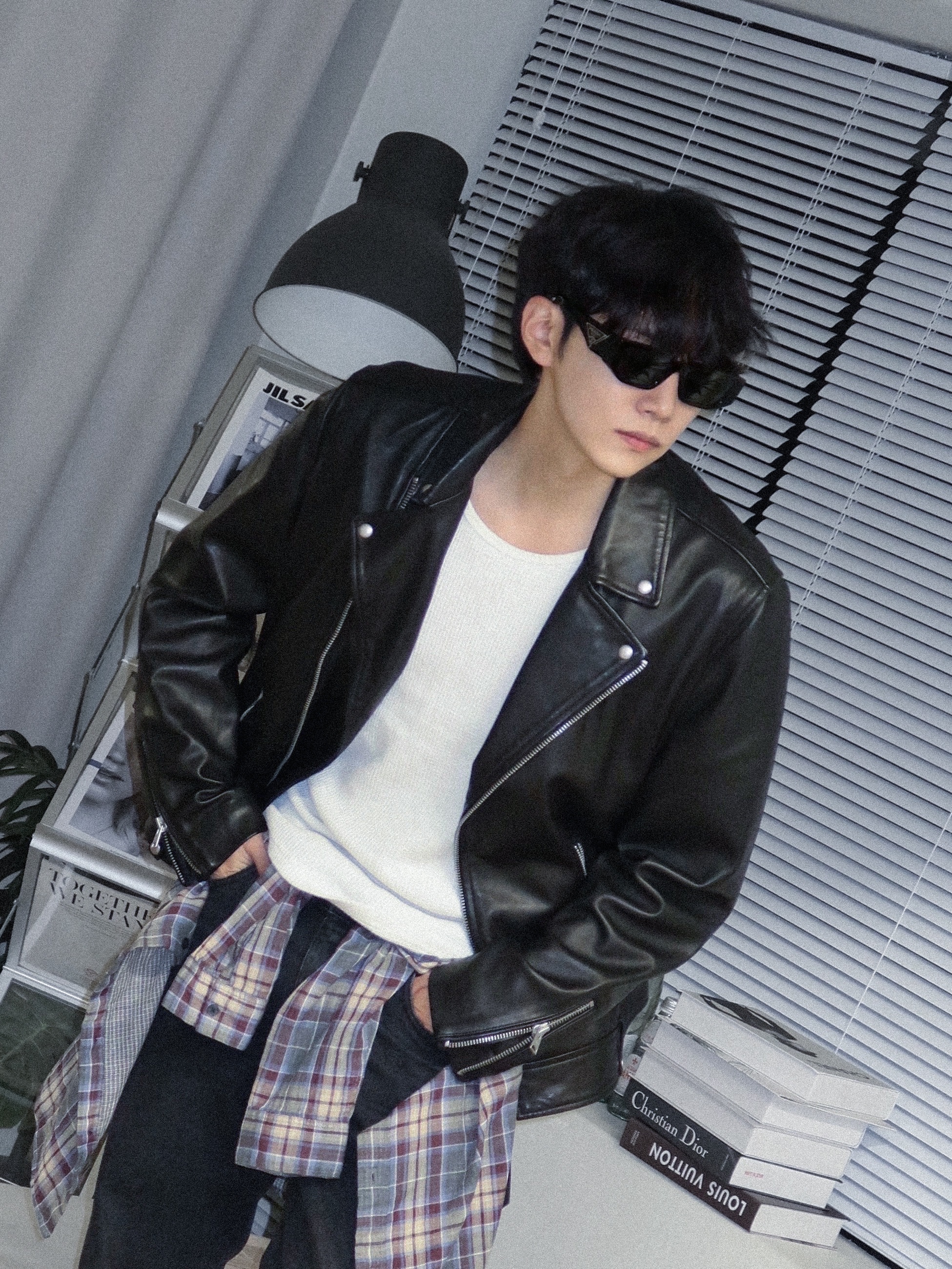 Prada Sunglasses The Triangle Logo Graphite 착용 스타일 - 3