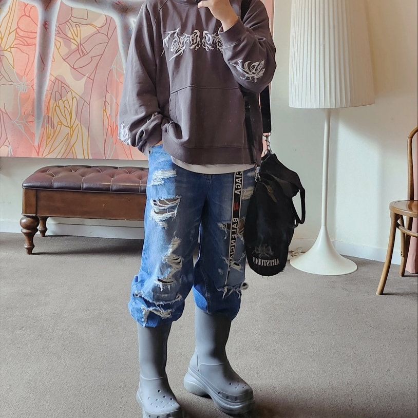 Balenciaga x Crocs Rubber Boot Grey, ETCE Cross Destroyed Cap Black 착용 스타일 - 1