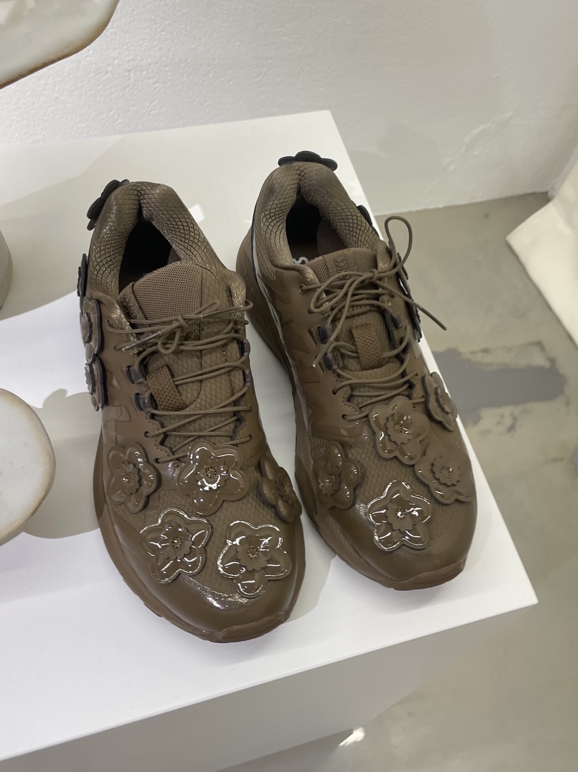 Asics x Cecilie Bahnsen Gel-Terrain Sepia 착용 스타일