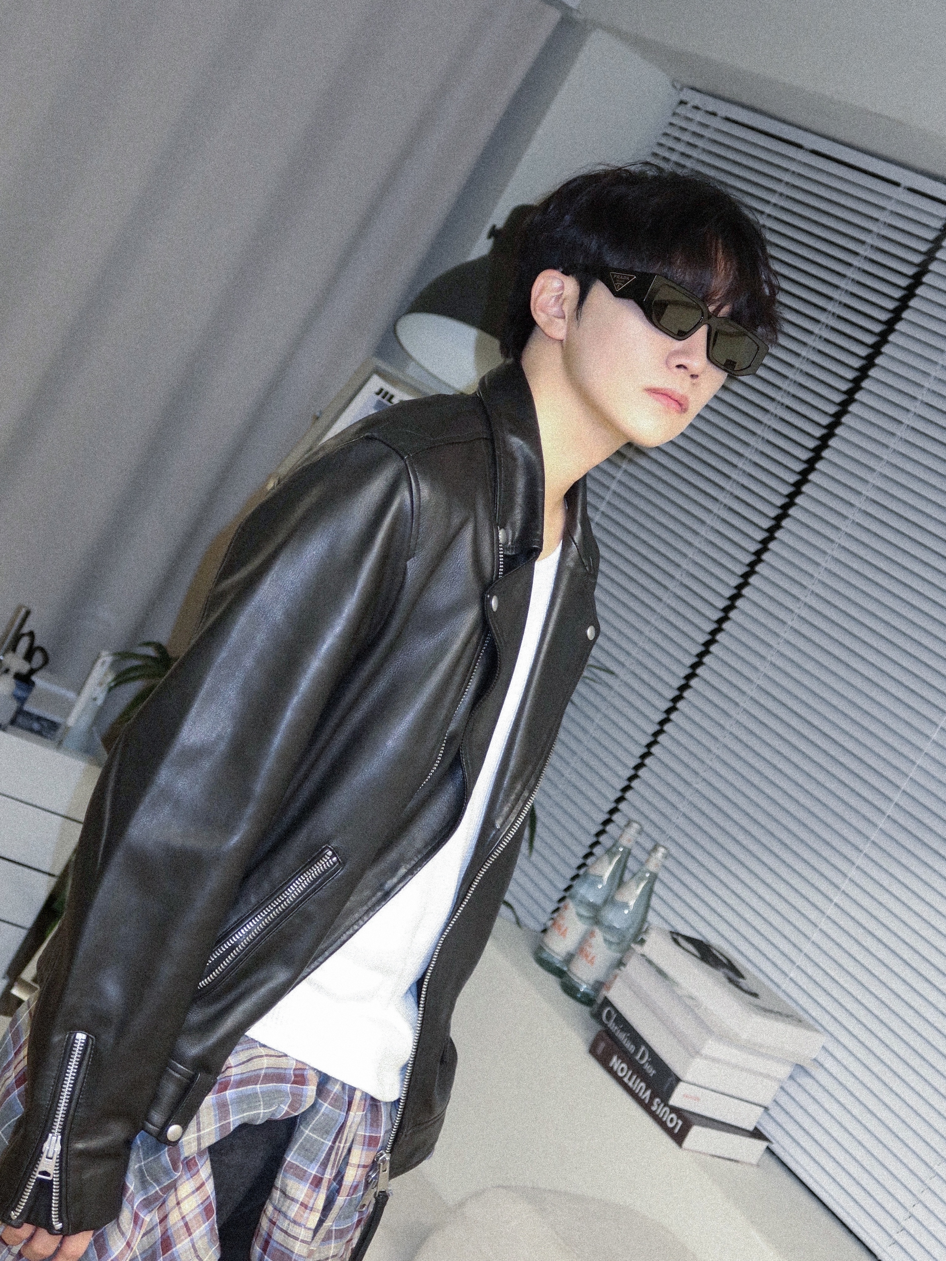 Prada Sunglasses The Triangle Logo Graphite 착용 스타일 - 5