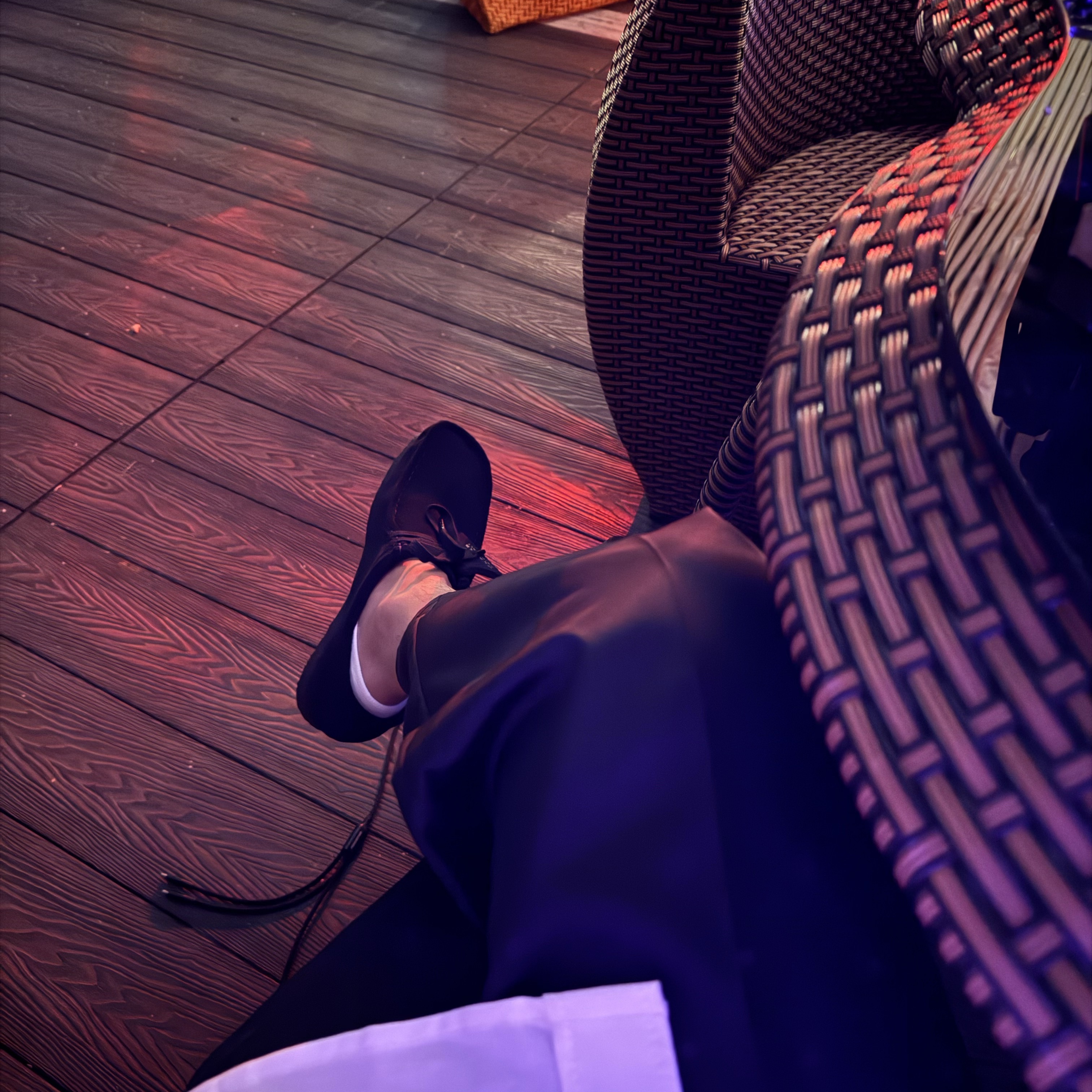 Clarks Wallabee Black Suede, Prada Re-Nylon Pants Black 착용 스타일