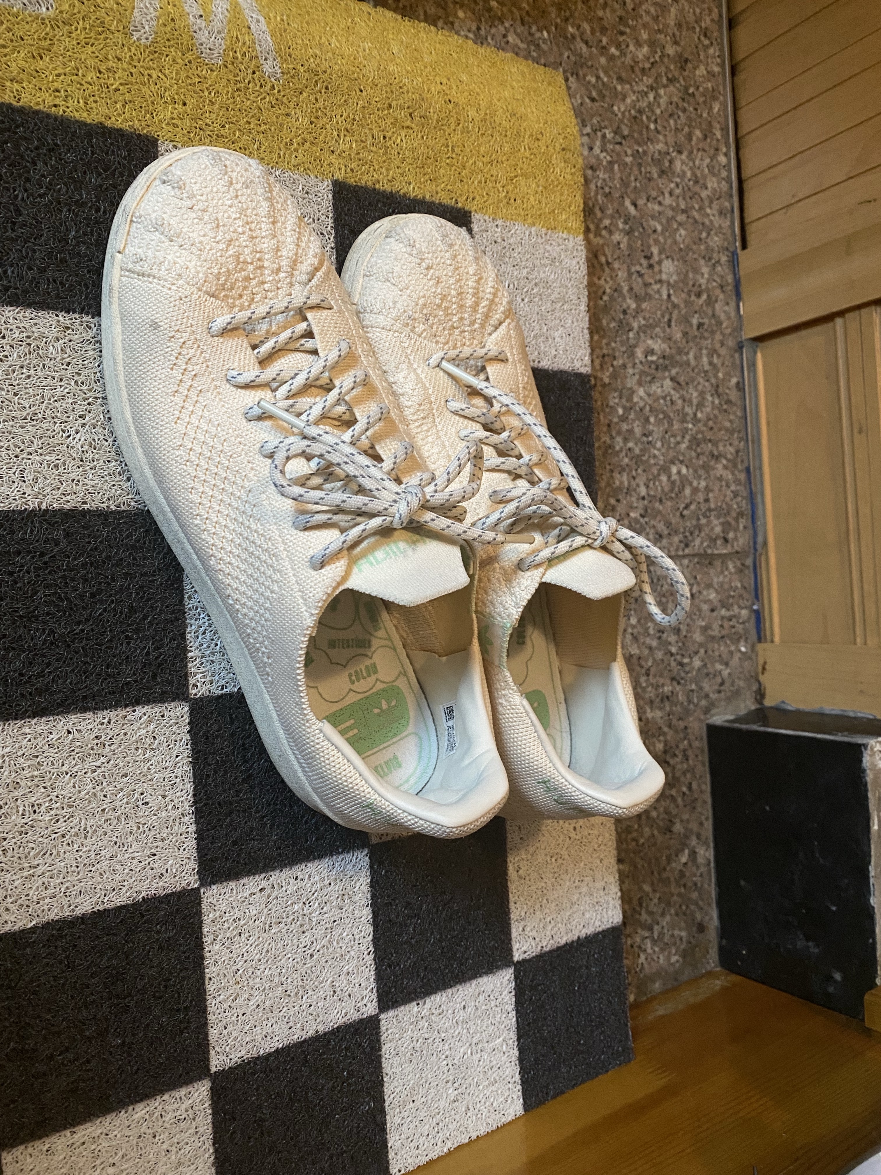 Adidas x Pharrell Williams Superstar Primeknit Cream 착용 스타일