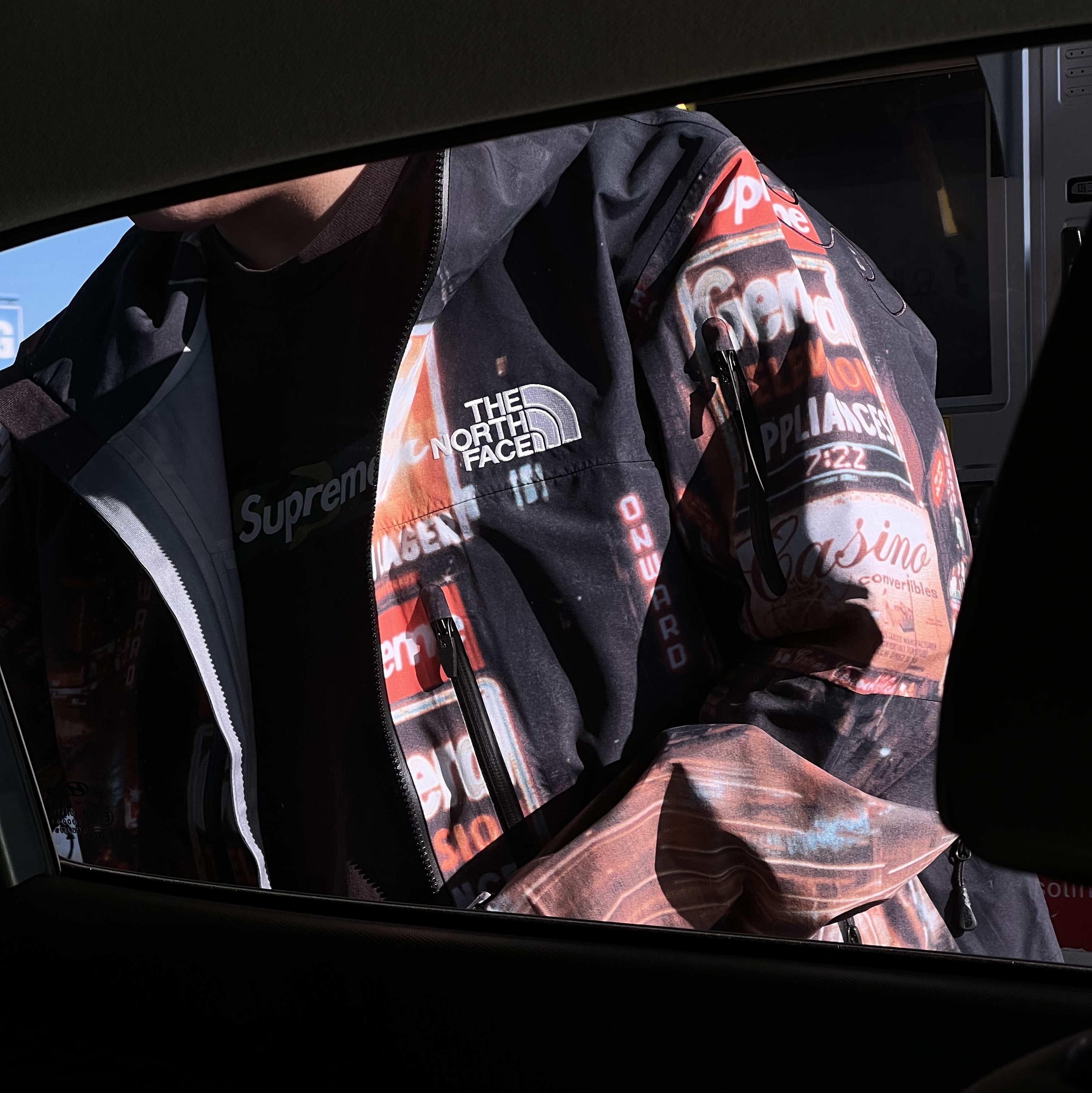 Supreme x The North Face Taped Seam Shell Jacket Times Square - 22FW, Supreme Box Logo T-Shirt Black - 23FW 착용 스타일 - 1