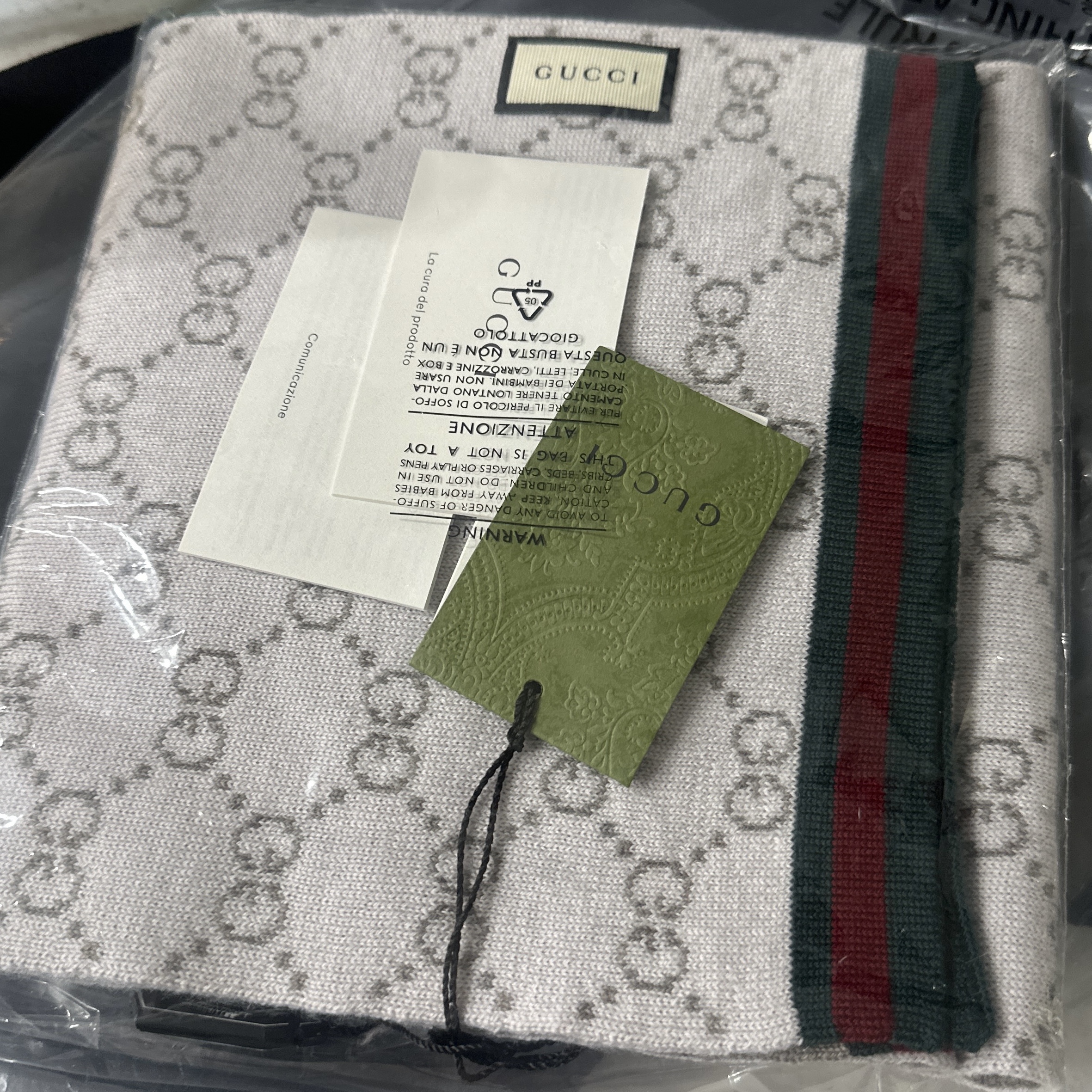 Gucci GG Two-Tone Wool Scarf Beige 착용 스타일