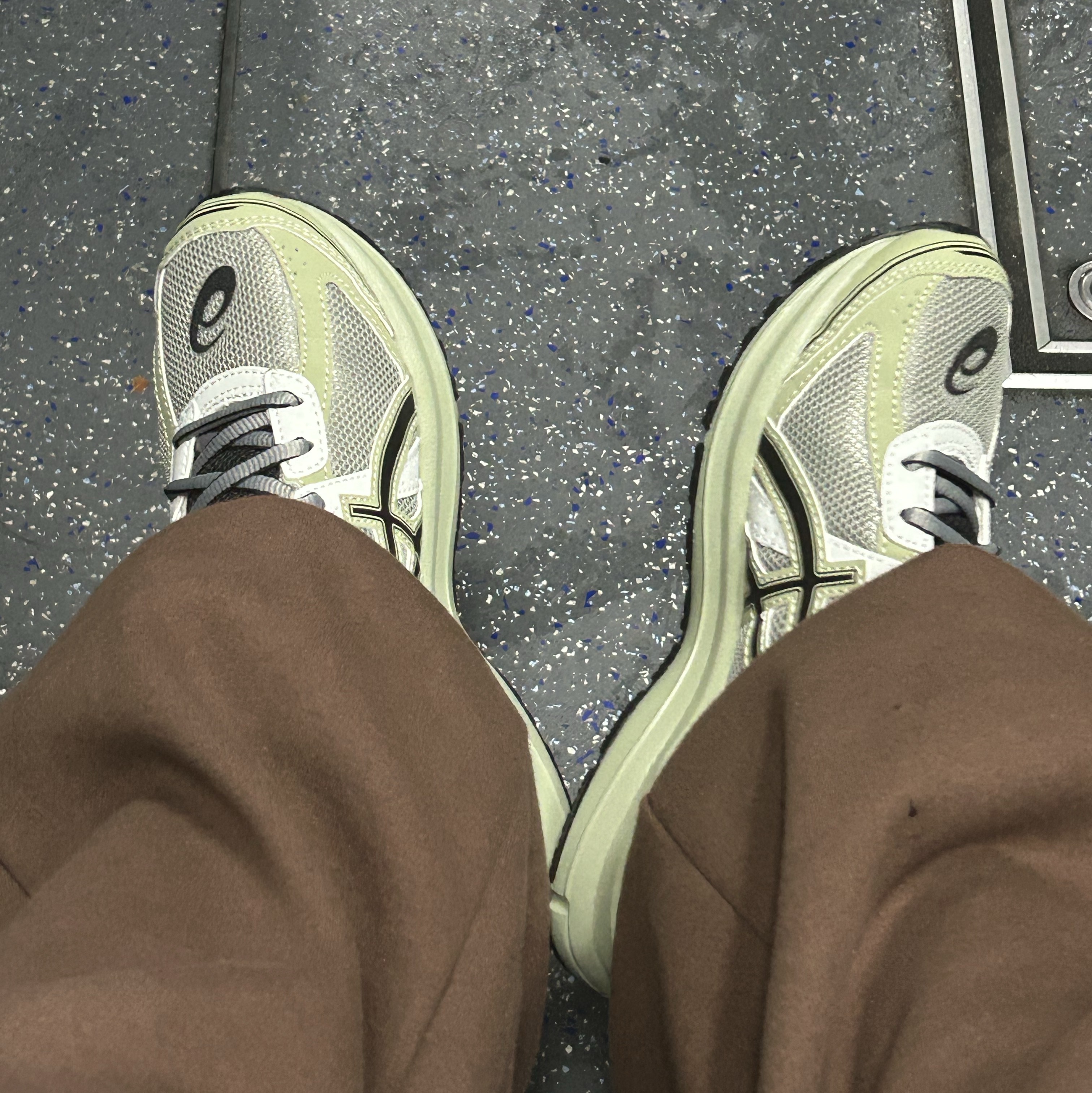 Asics Jog 100 S Sheet Rock - 2E Wide 착용 스타일 - 1