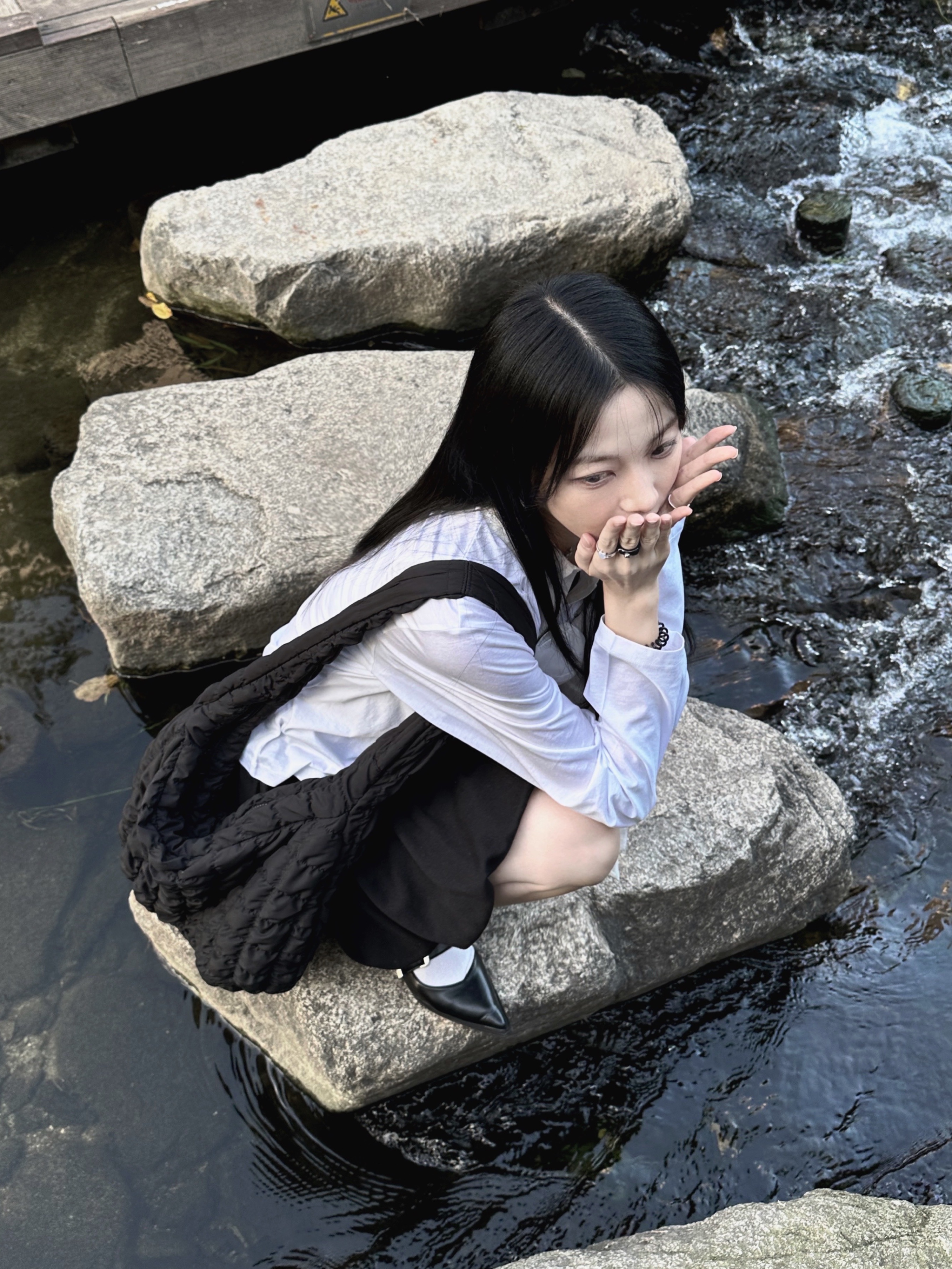 COS Quilted Oversized Shoulder Bag Black, Gucci Trademark Ring With Heart Pendant Silver 착용 스타일 - 1