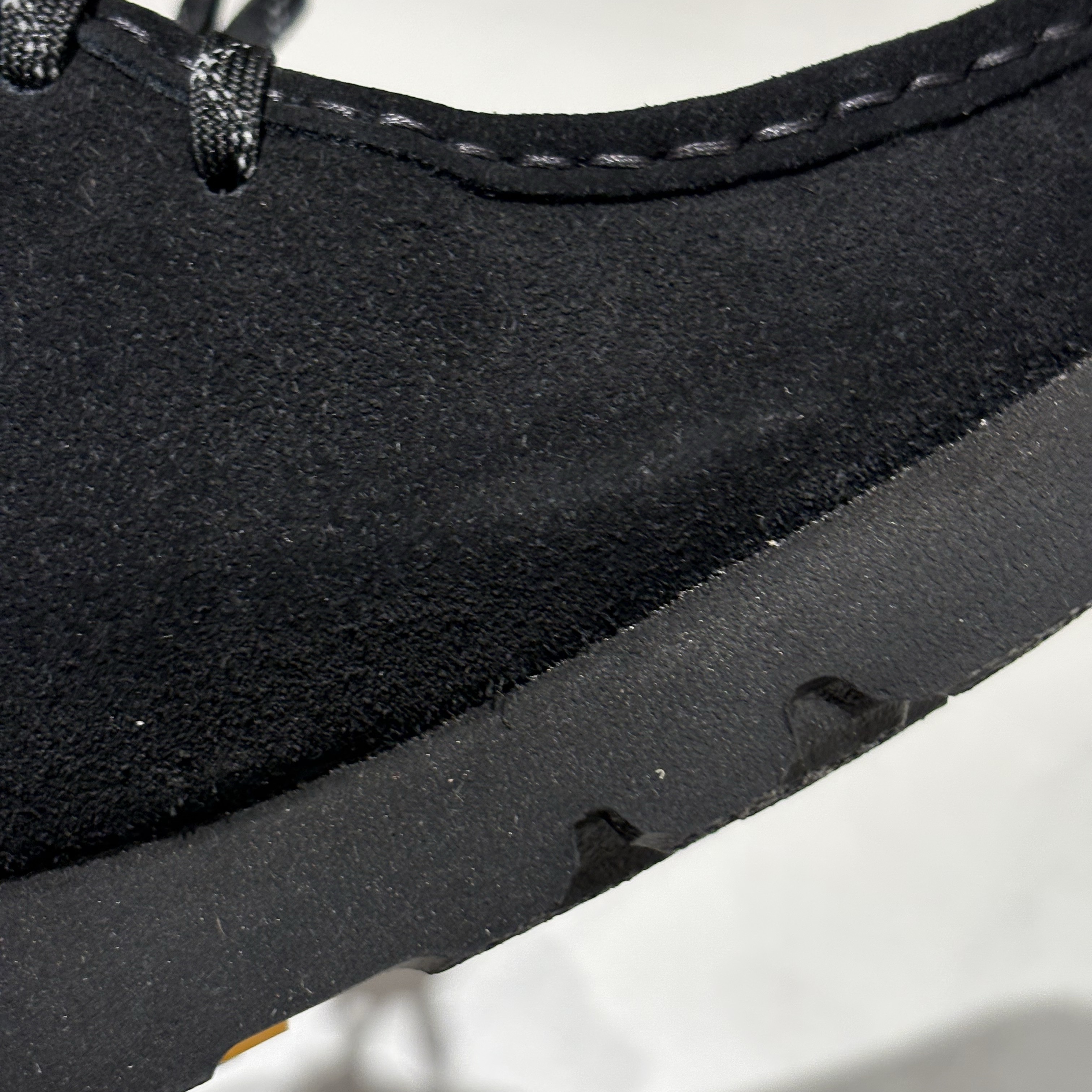 (W) Clarks Wallabee Gore-Tex Black Suede 착용 스타일 - 4