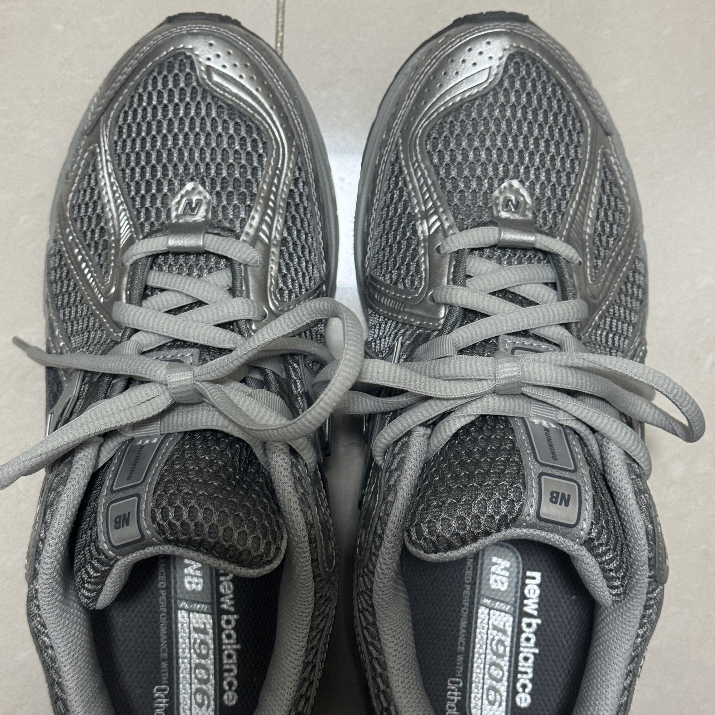 New Balance 1906R Harbor Grey Silver Metalic 착용 스타일 - 2