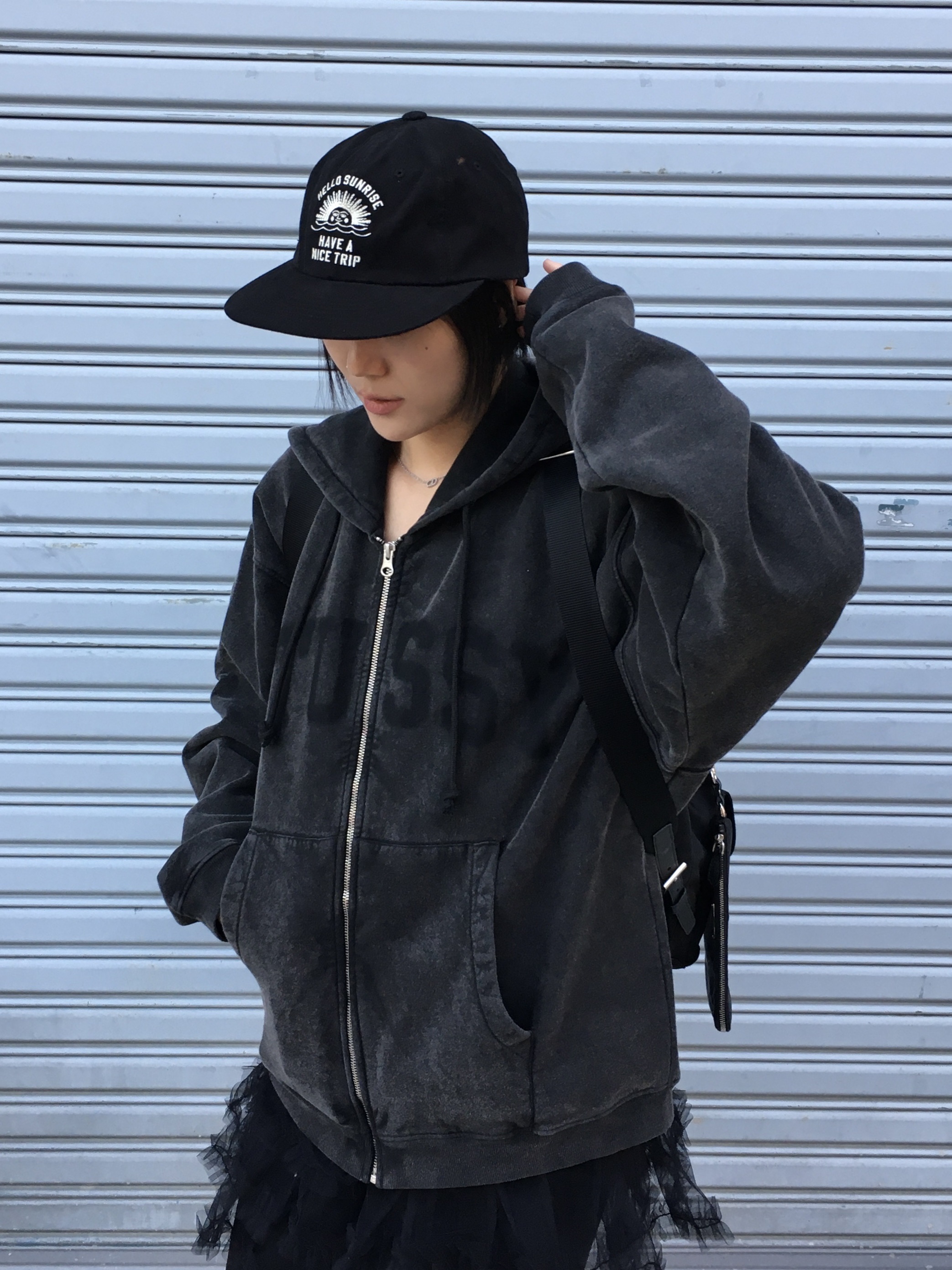 Stussy Faded Graphic Zip Hoodie Washed Black, Hello Sunrise VTG Arch Logo Relaxed Fit Cap Black 착용 스타일 - 1
