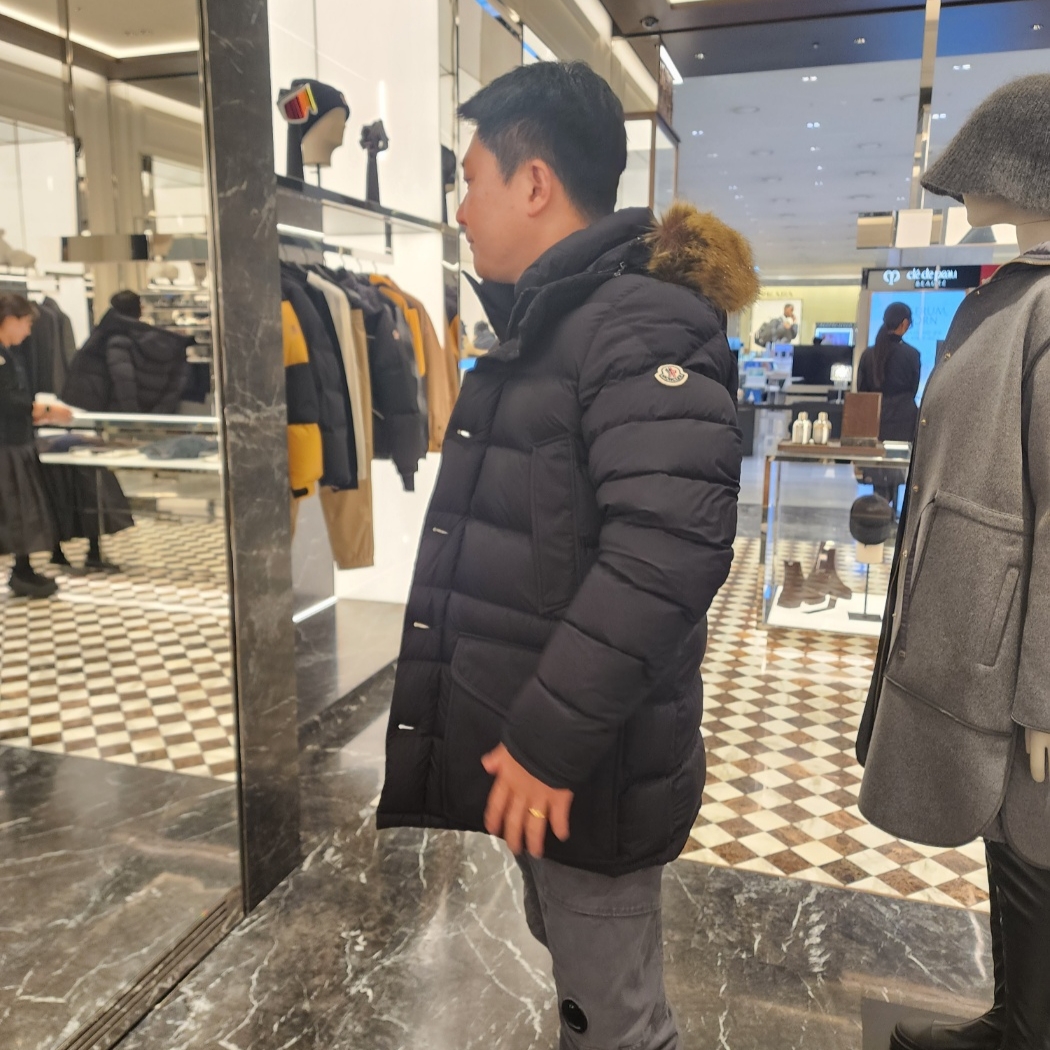 Moncler Clunye Short Down Jacket Black - 24FW 착용 스타일