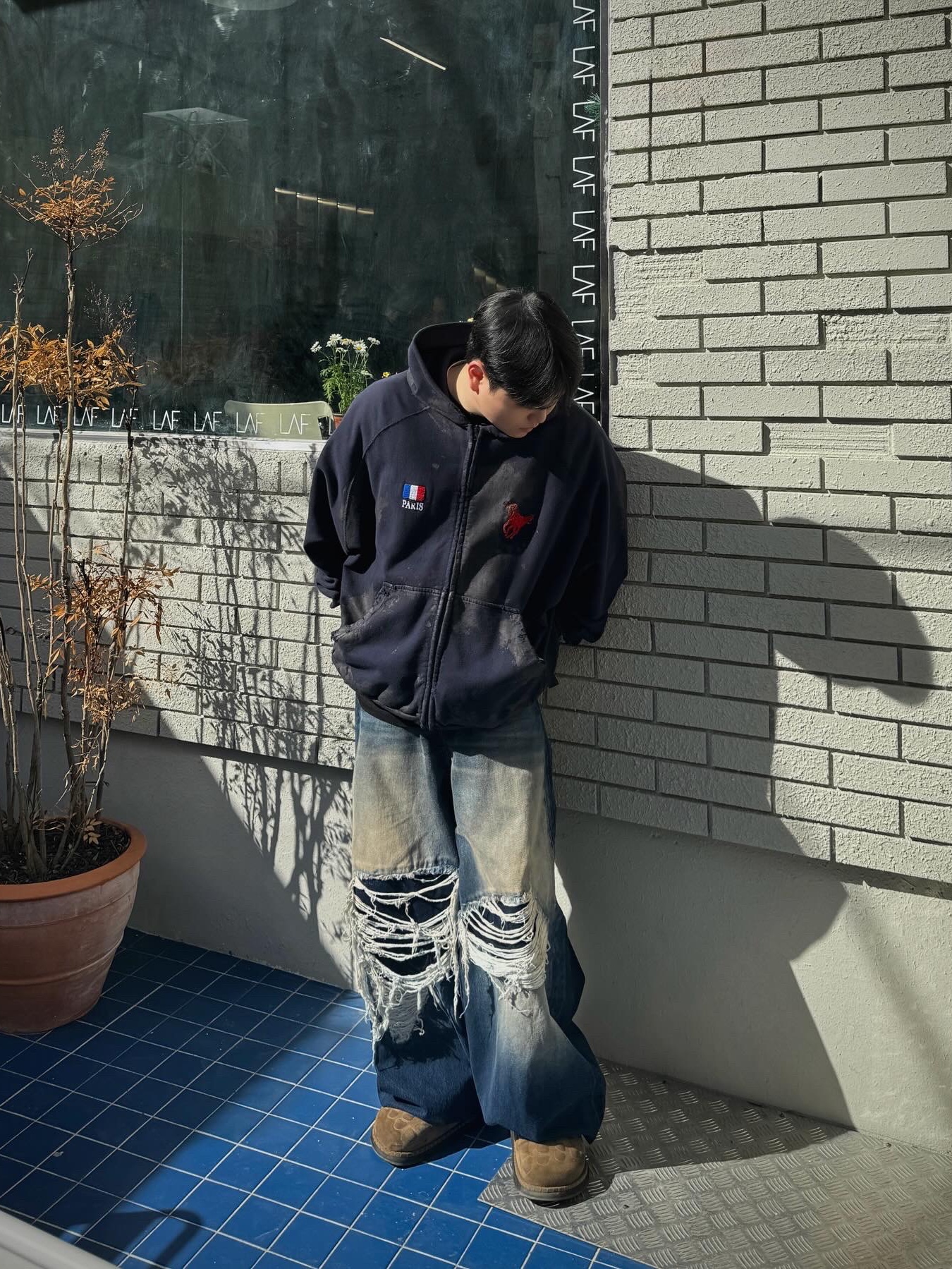Kinchi x Yiyae Bone Mule Camel, Vetements Ripped Wide Jeans Blue Green 착용 스타일
