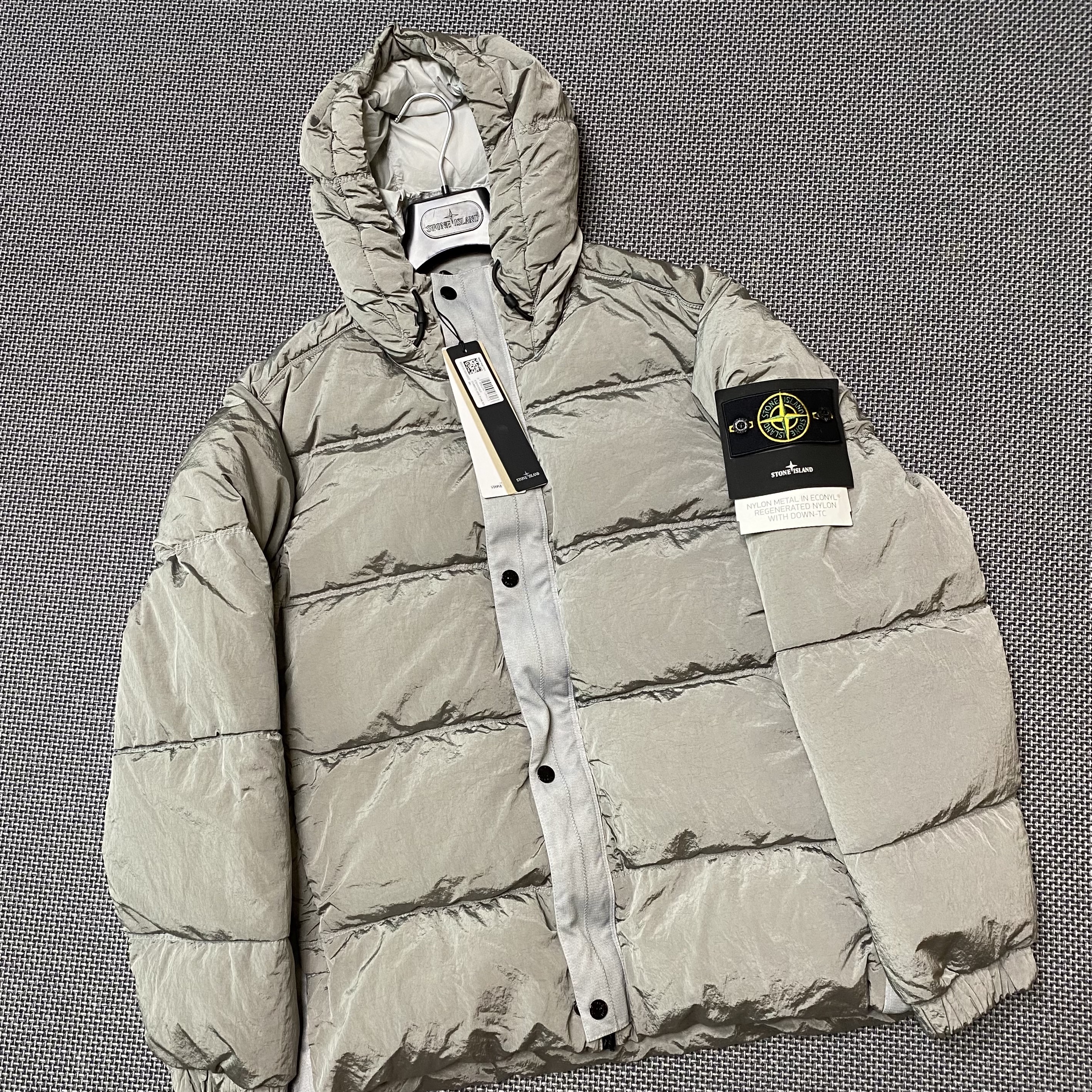 Stone Island 41419 Nylon Metal Econyl Hooded Down Jacket Anti Drop Grey - 24FW 착용 스타일