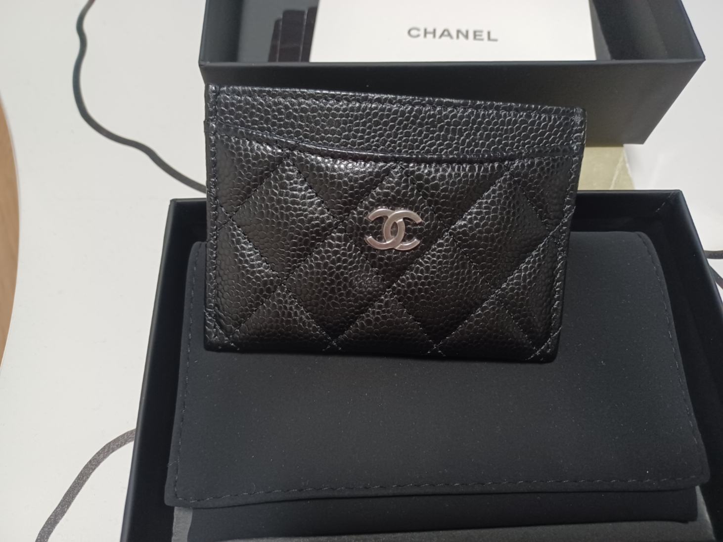 Chanel Classic Card Holder Grained Calfskin & Silver Black 착용 스타일