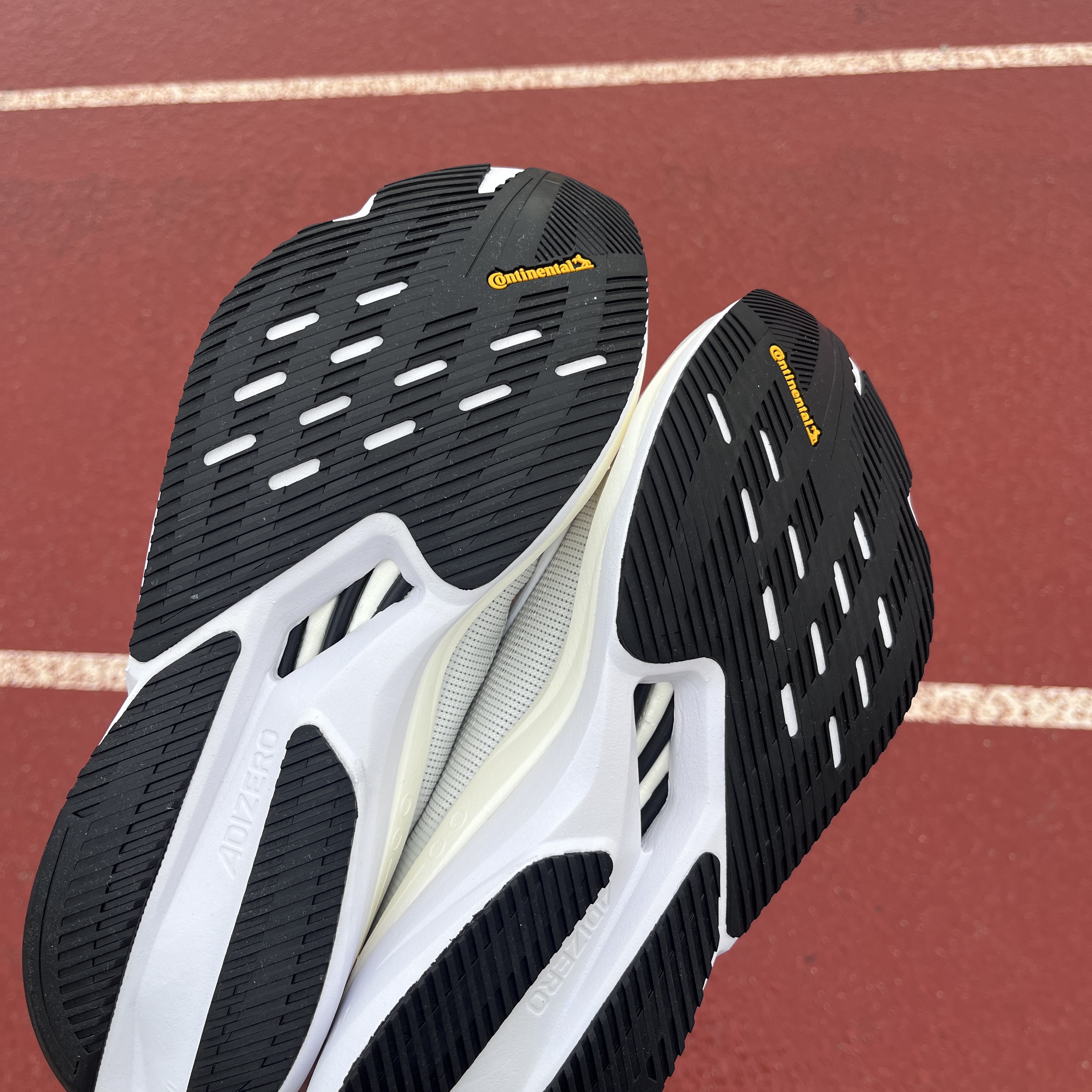 Adidas Adizero Boston 12 Cloud White Core Black Night Metallic 착용 스타일 - 2