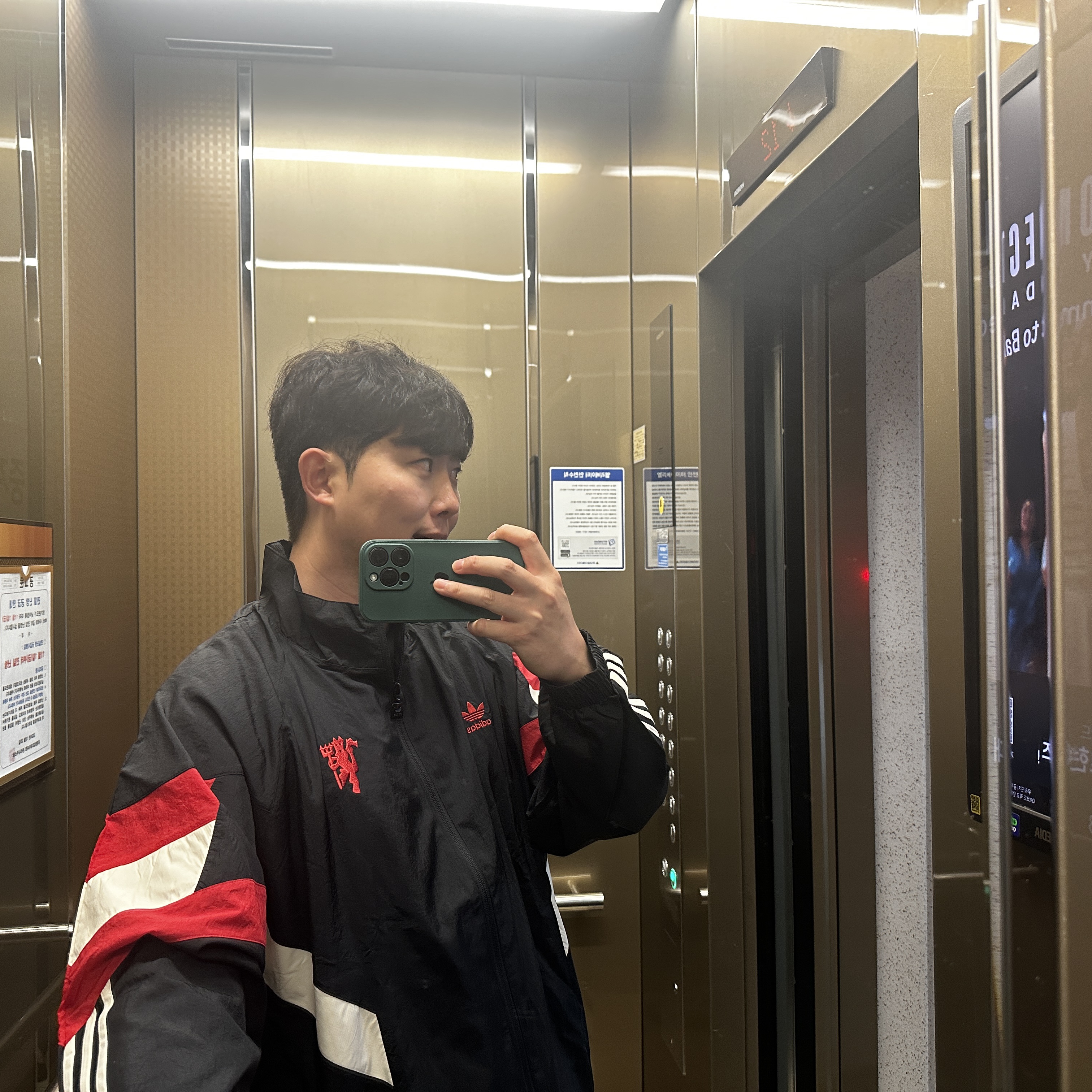 Adidas Manchester United Originals Track Top Black Red - KR Sizing 착용 스타일