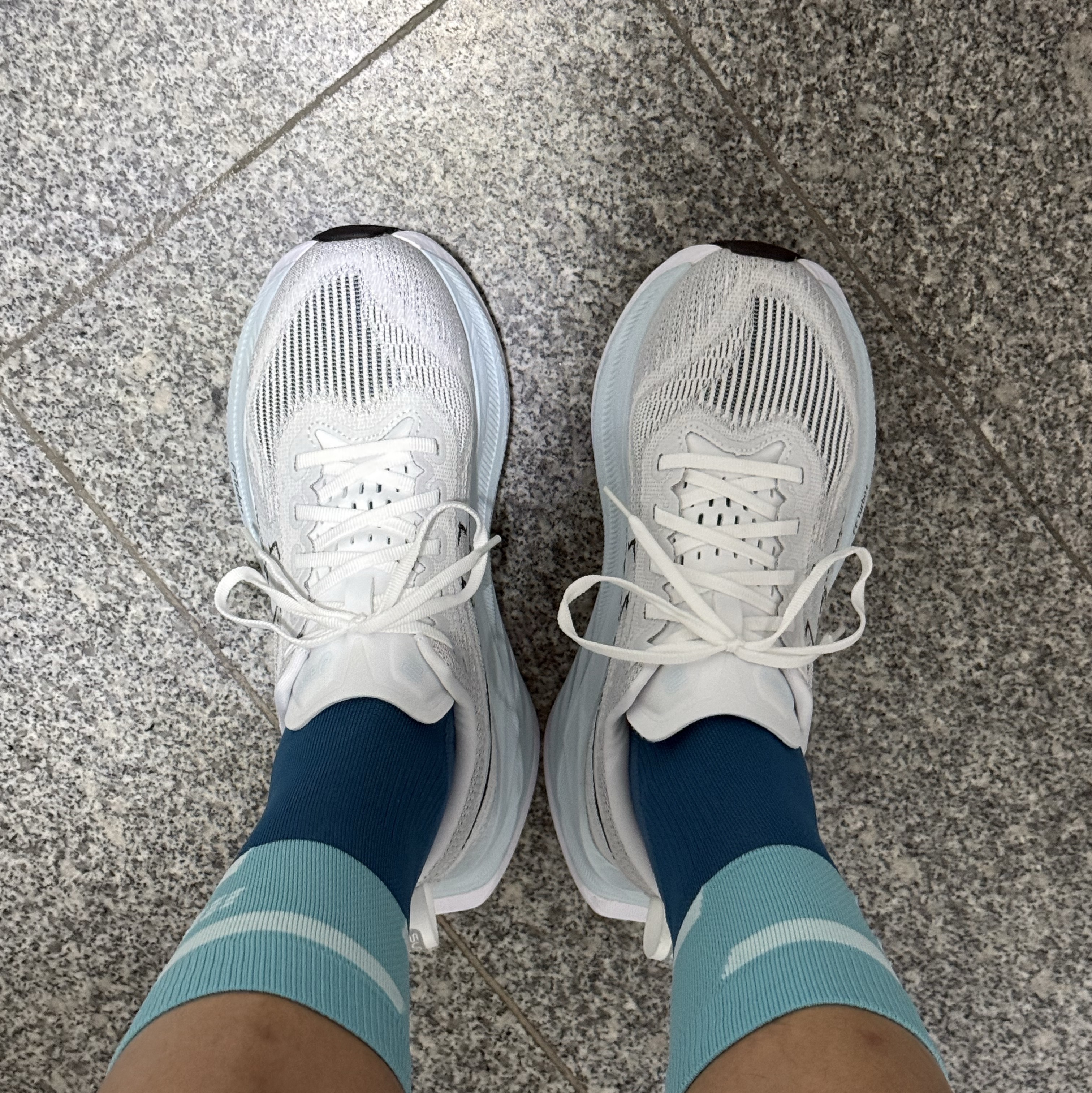 CEP The Run Mid Cut Socks 4.0 OceanPetrol, Asics Superblast 2 White Cool Grey 착용 스타일 - 2