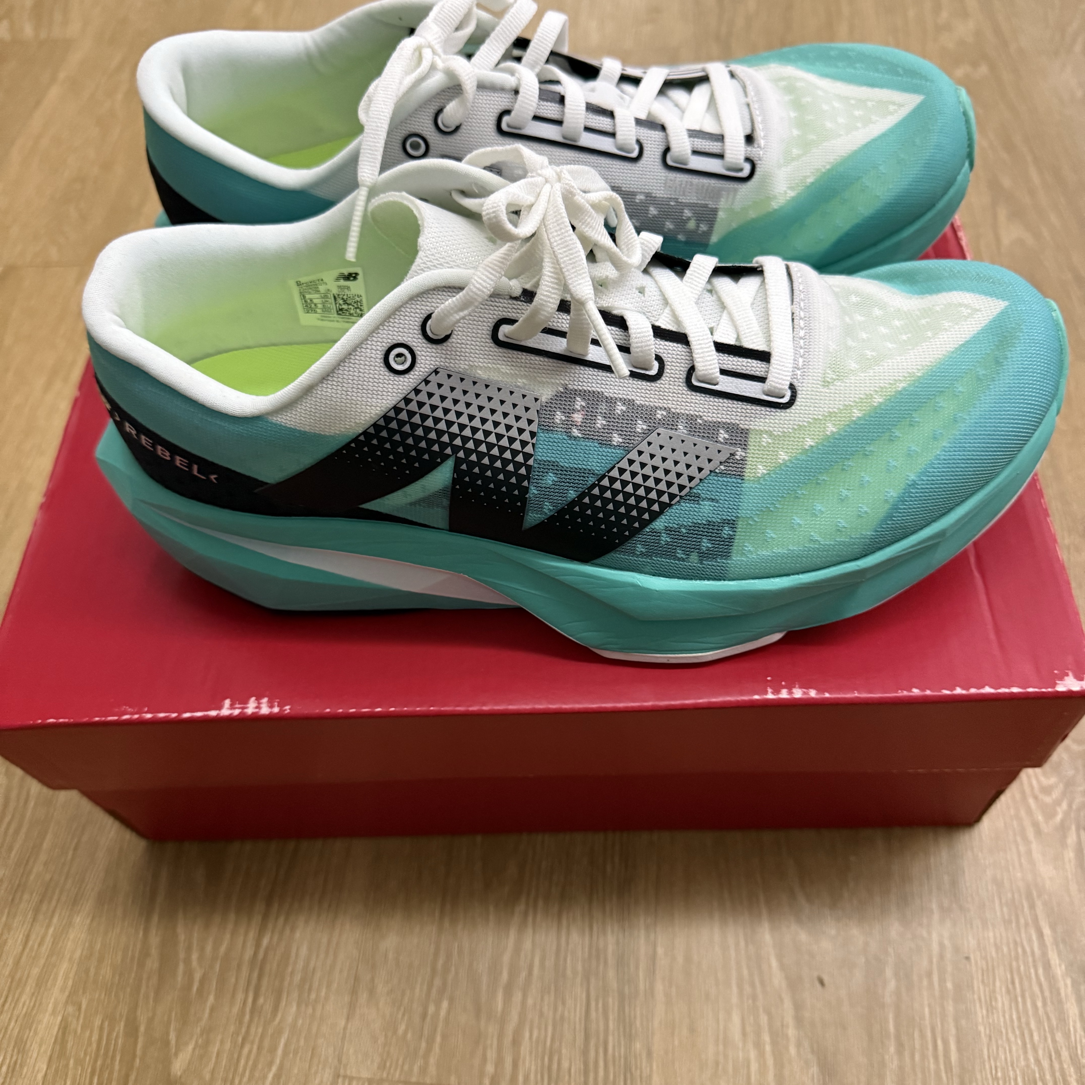 New Balance Fuelcell Rebel v4 Cyber Jade White - D Standard 착용 스타일