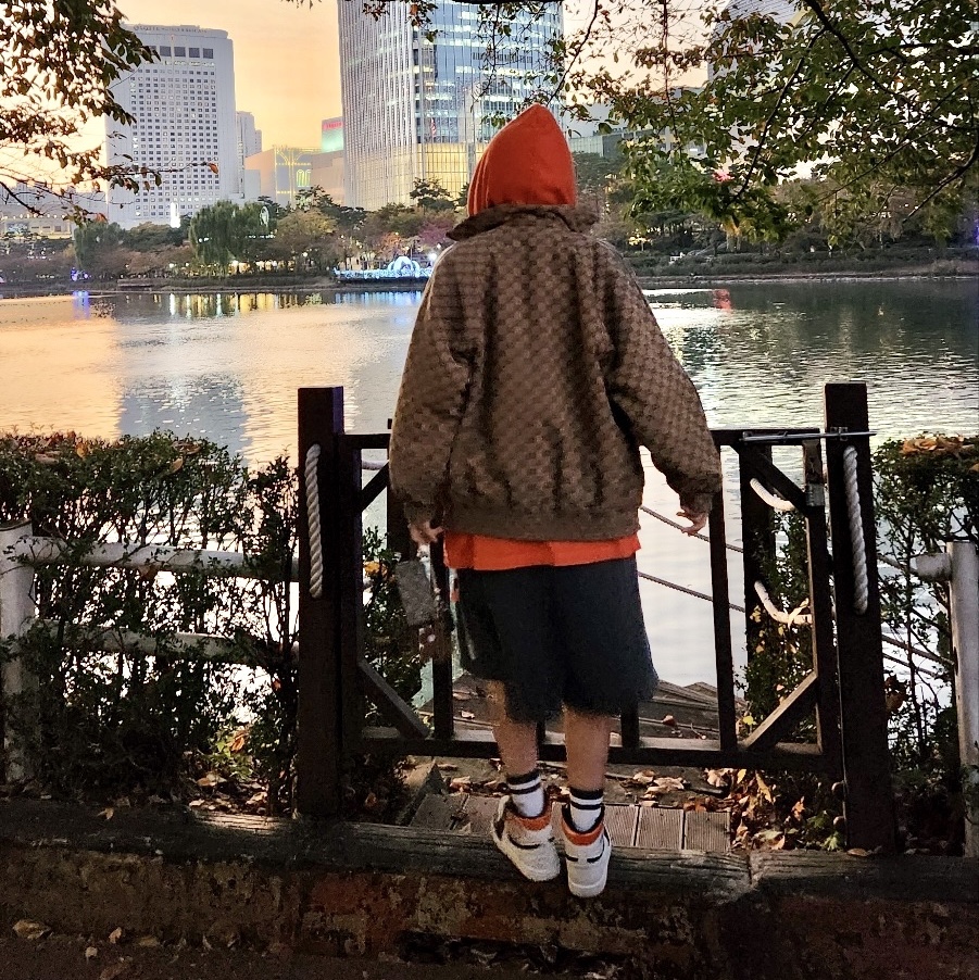 Jordan 1 Retro High OG Electro Orange, Gucci x Adidas GG Canvas Reversible Bomber Jacket Beige Ebony 착용 스타일 - 4