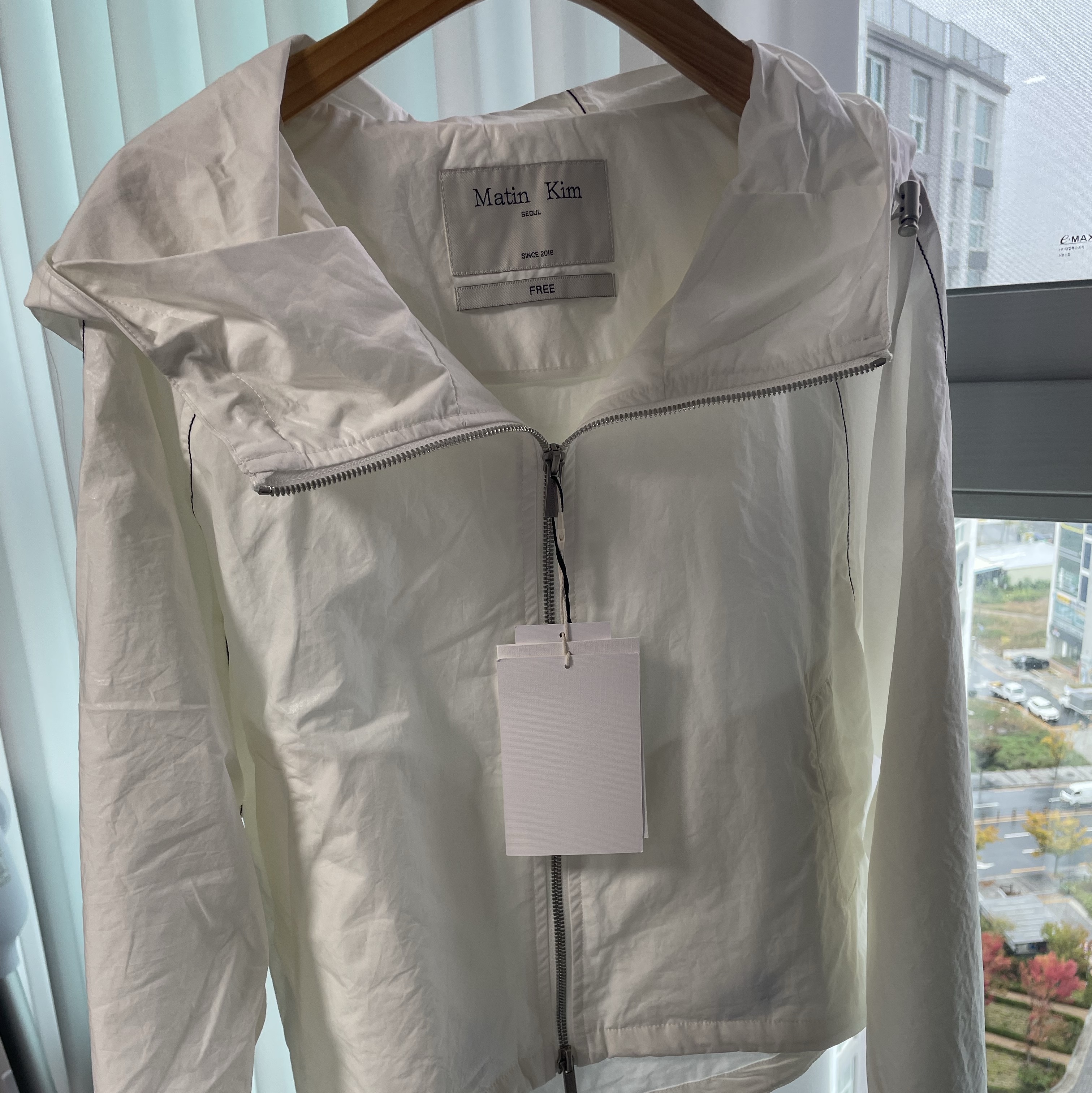 (W) Matin Kim Matin Crop Hoody Coating Jumper Ivory 착용 스타일 - 2