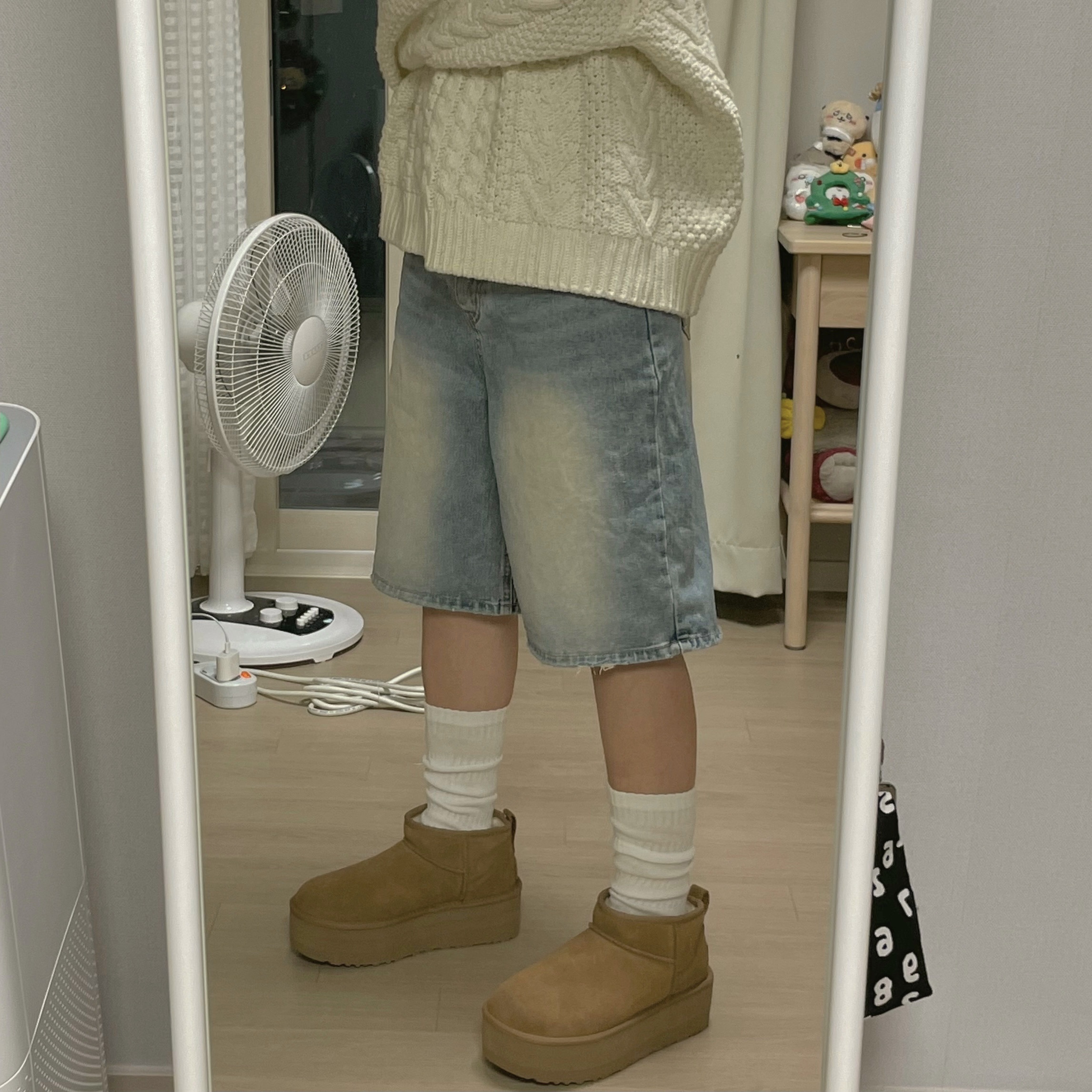 (W) UGG Classic Ultra Mini Platform Boots Chestnut 착용 스타일 - 2