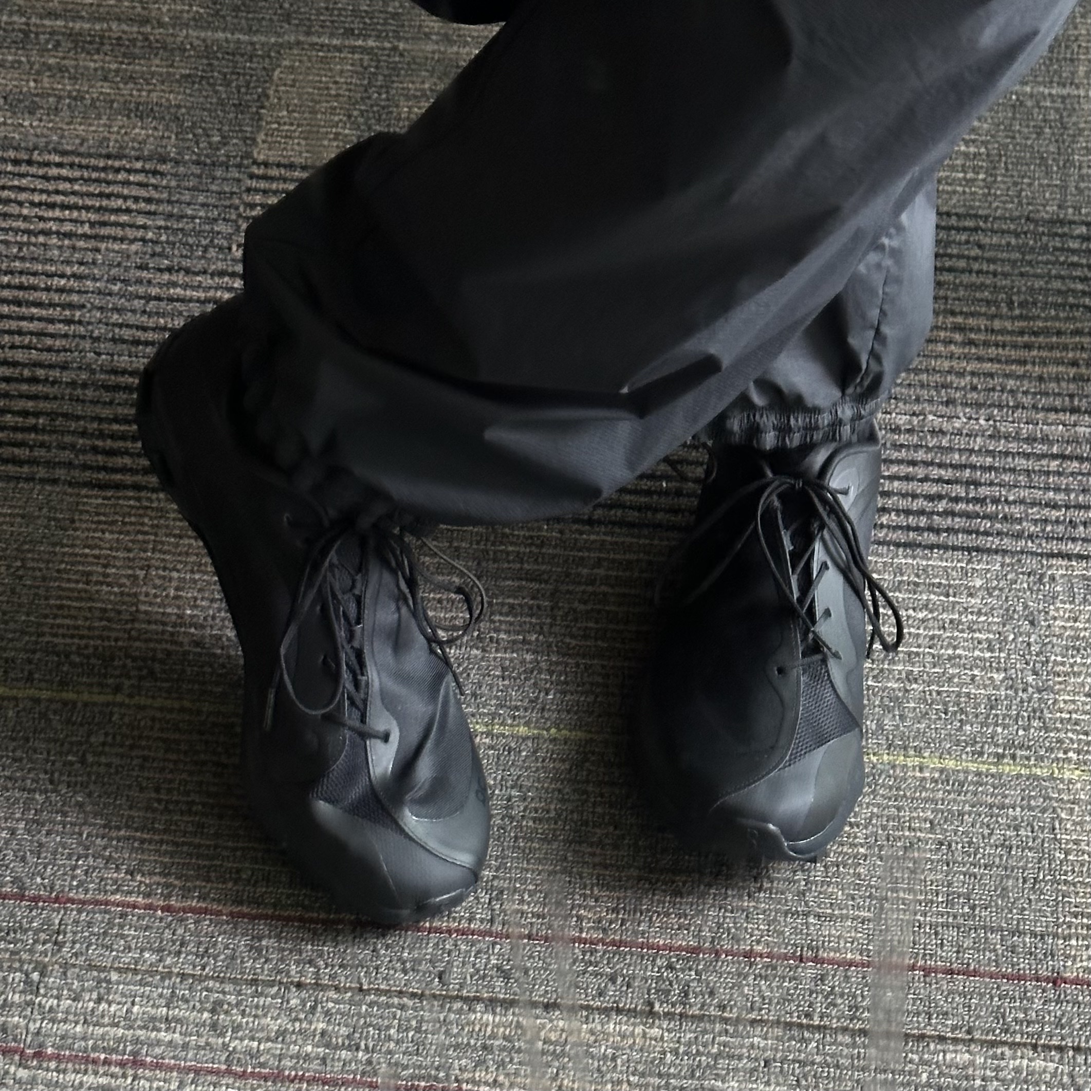On Running x Post Archive Faction (Paf) Cloudventure Peak All Black, On Running x Post Archive Faction (Paf) Cloudventure Peak Cacao Espresso 착용 스타일 - 1