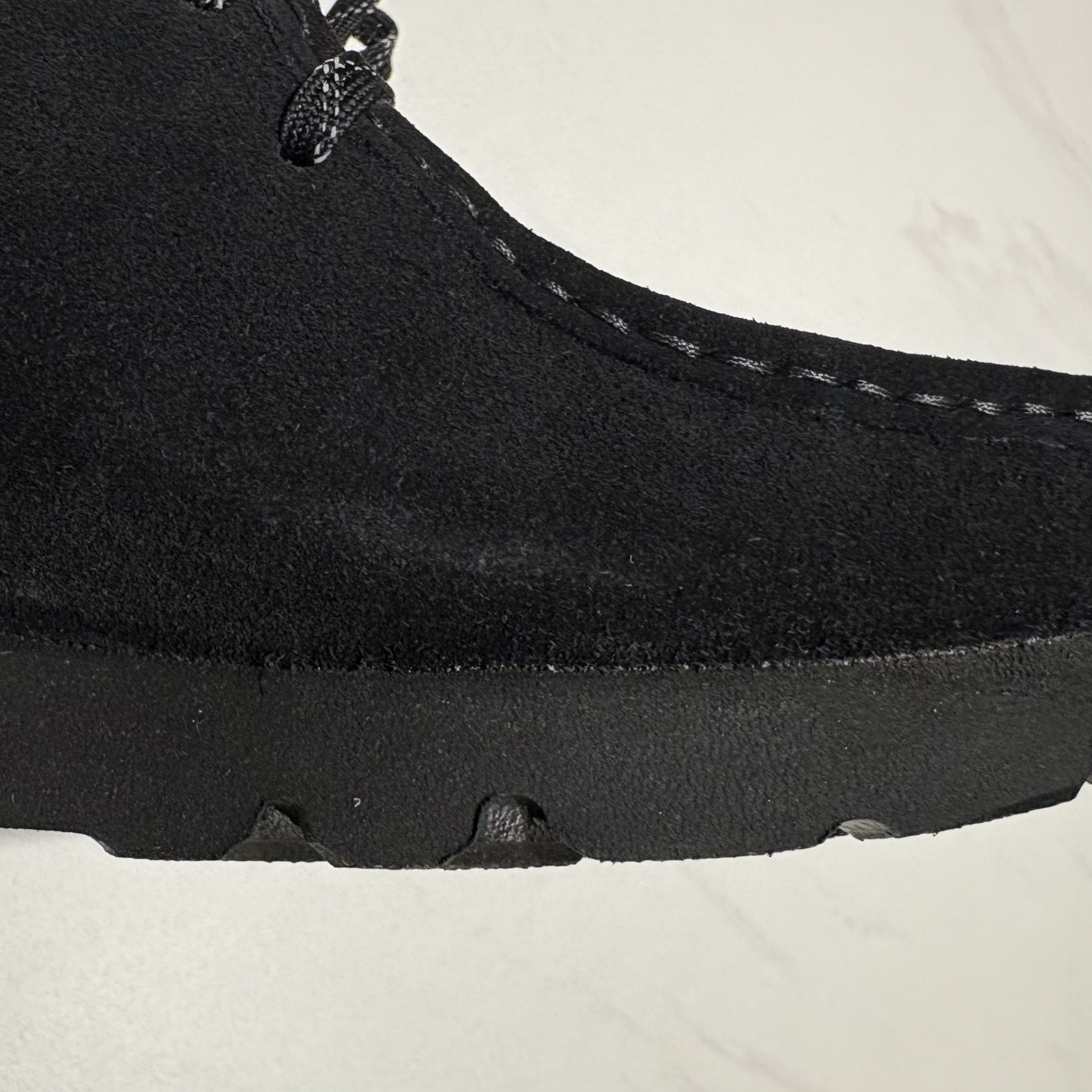 (W) Clarks Wallabee Gore-Tex Black Suede 착용 스타일 - 3