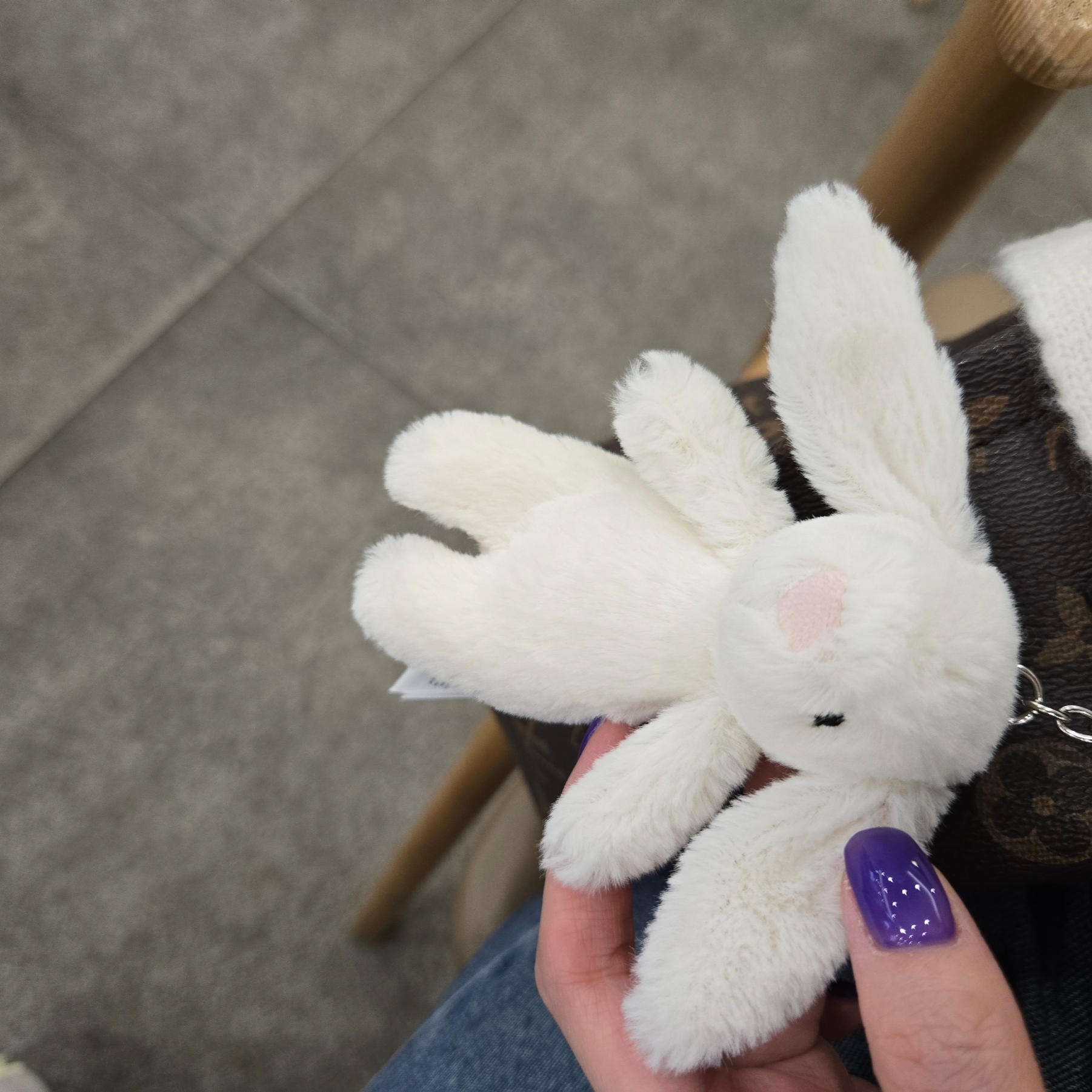 Jellycat Bashful Bunny Bag Charm Cream 착용 스타일