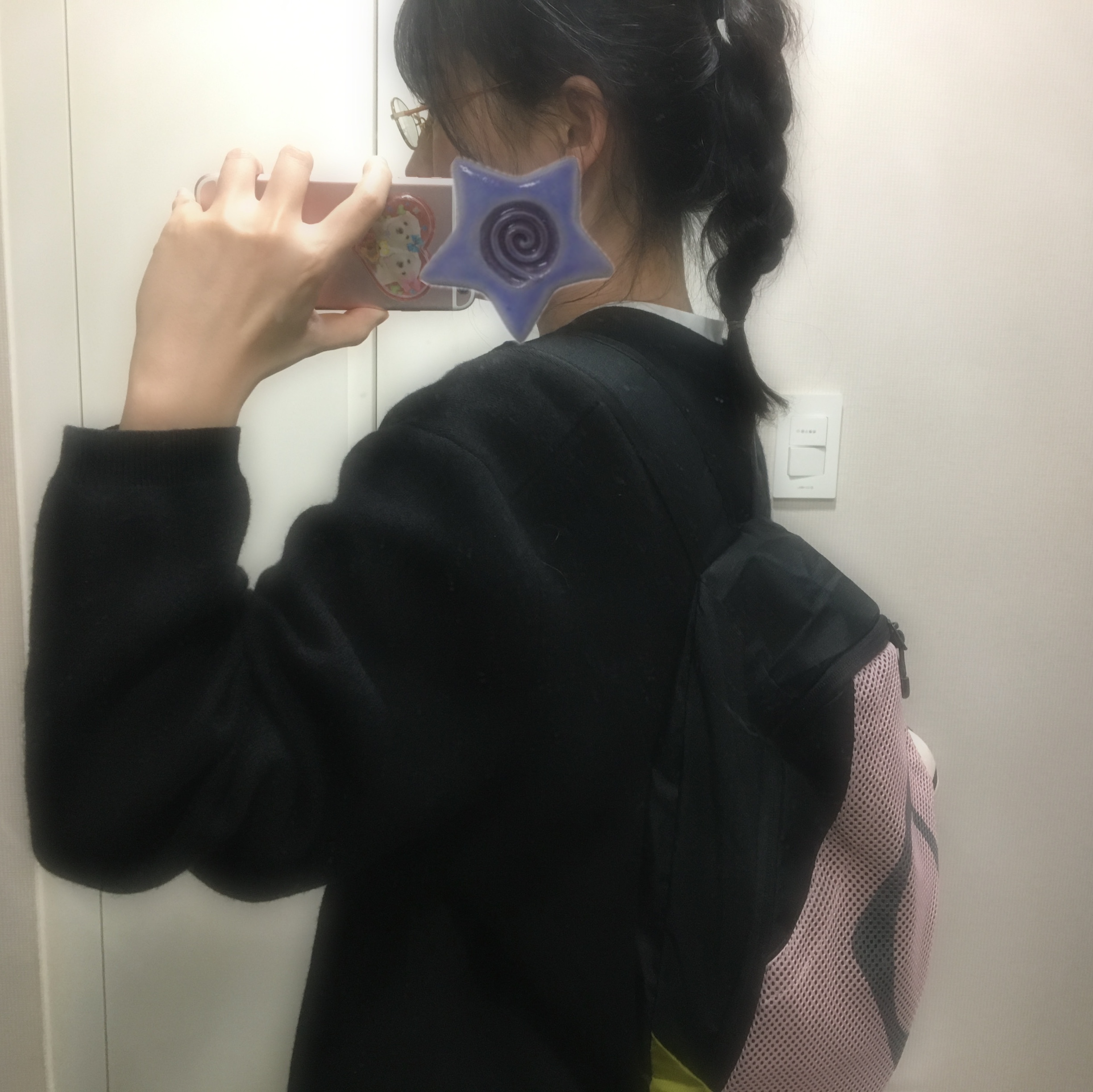 Mischief Rhombus Mesh Backpack Pink Black 착용 스타일 - 1