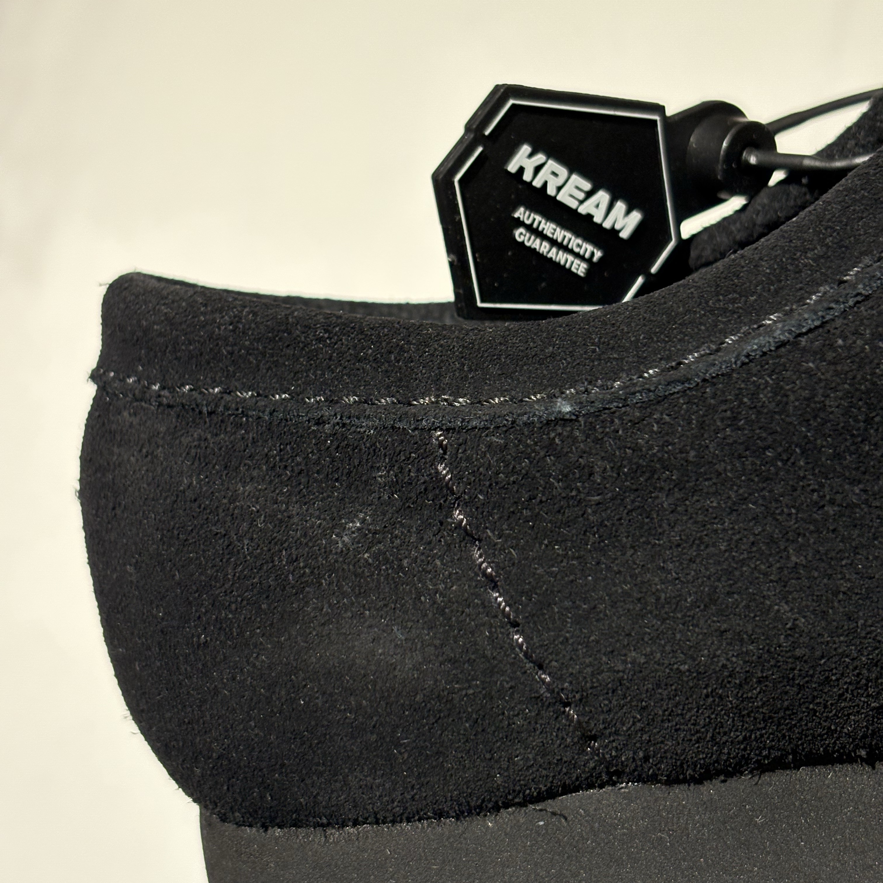 (W) Clarks Wallabee Gore-Tex Black Suede 착용 스타일 - 2