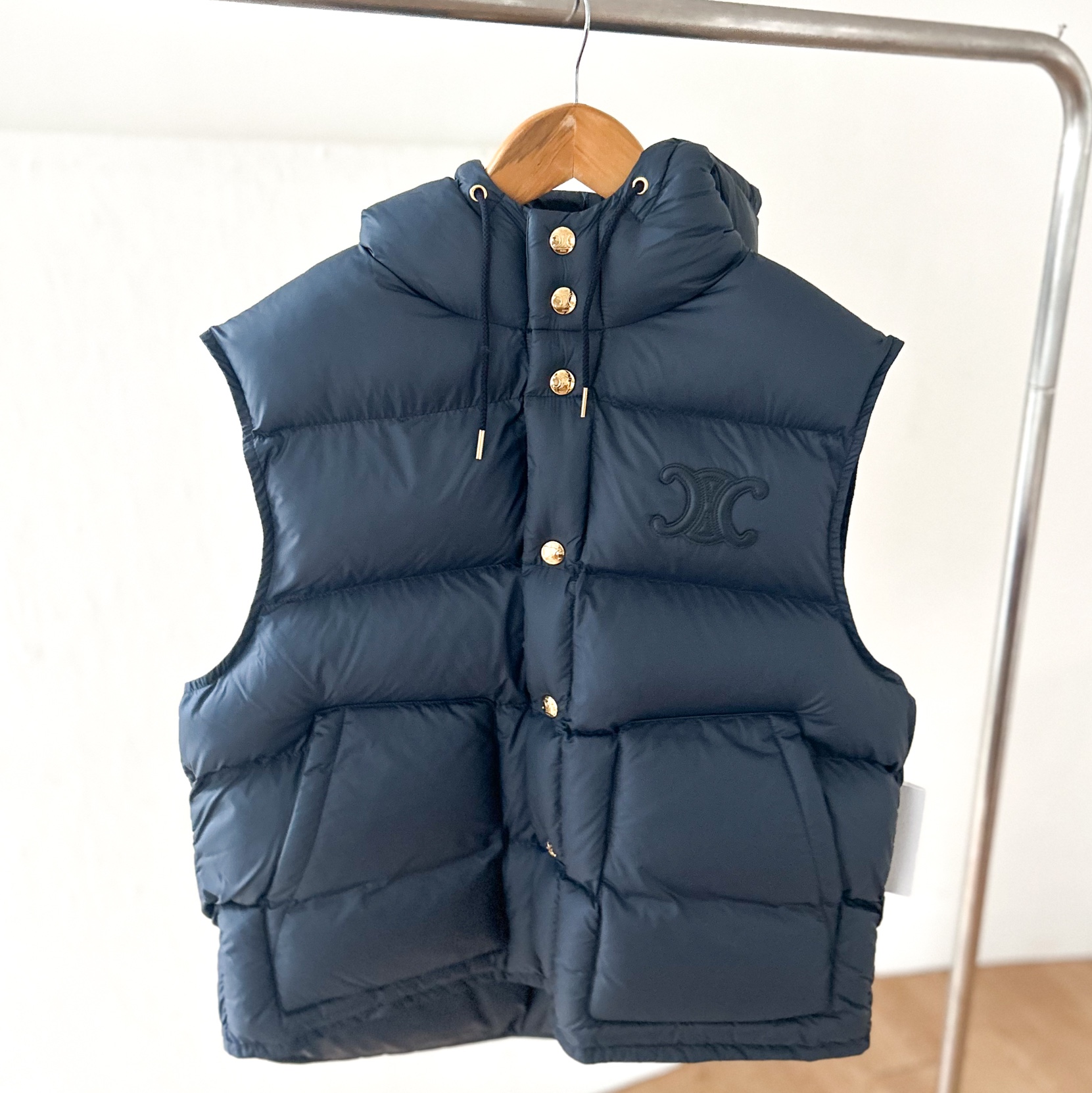 (W) Celine Sleeveless Down Jacket in Light Nylon Navy 착용 스타일