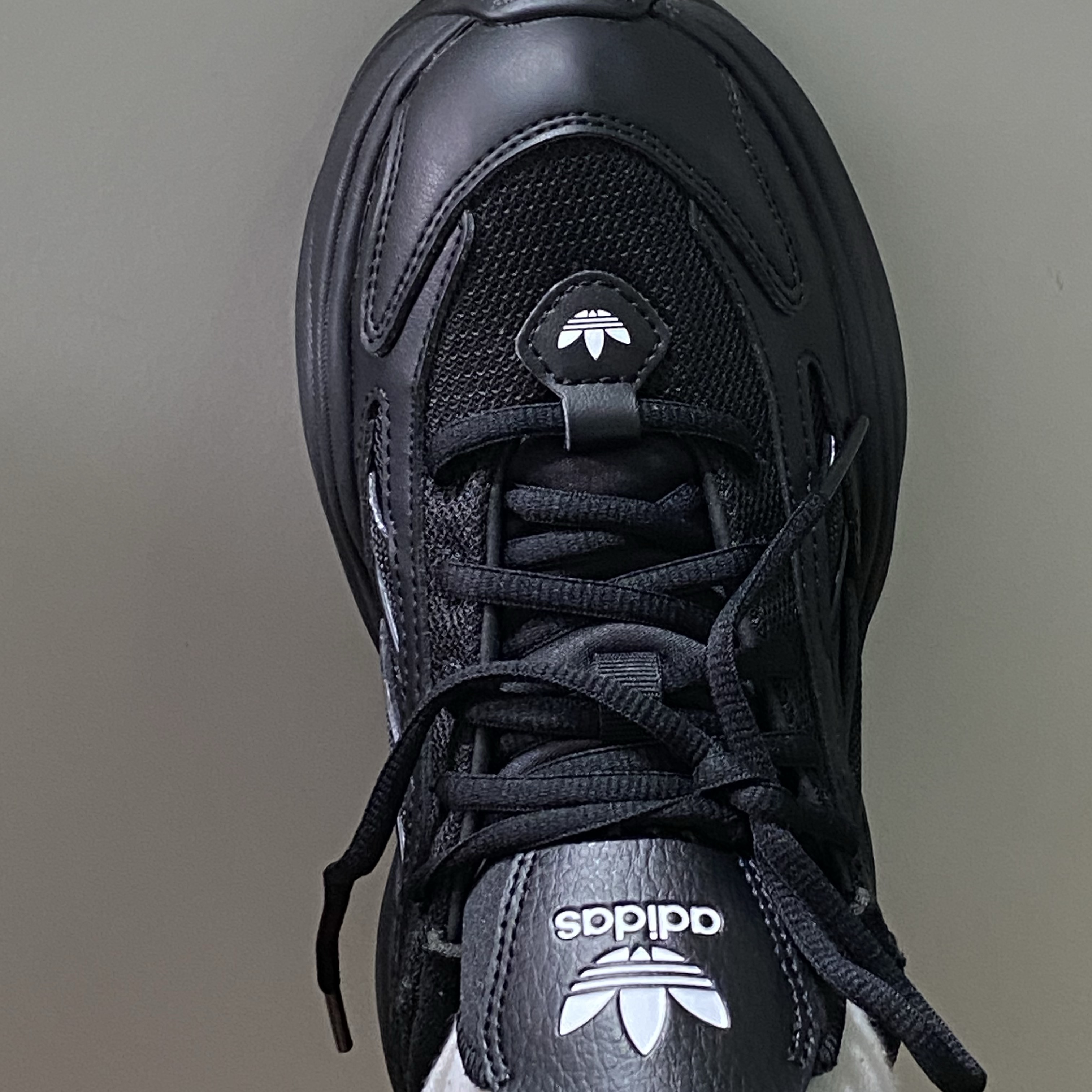 (W) Adidas Ozgaia Core Black 착용 스타일 - 1