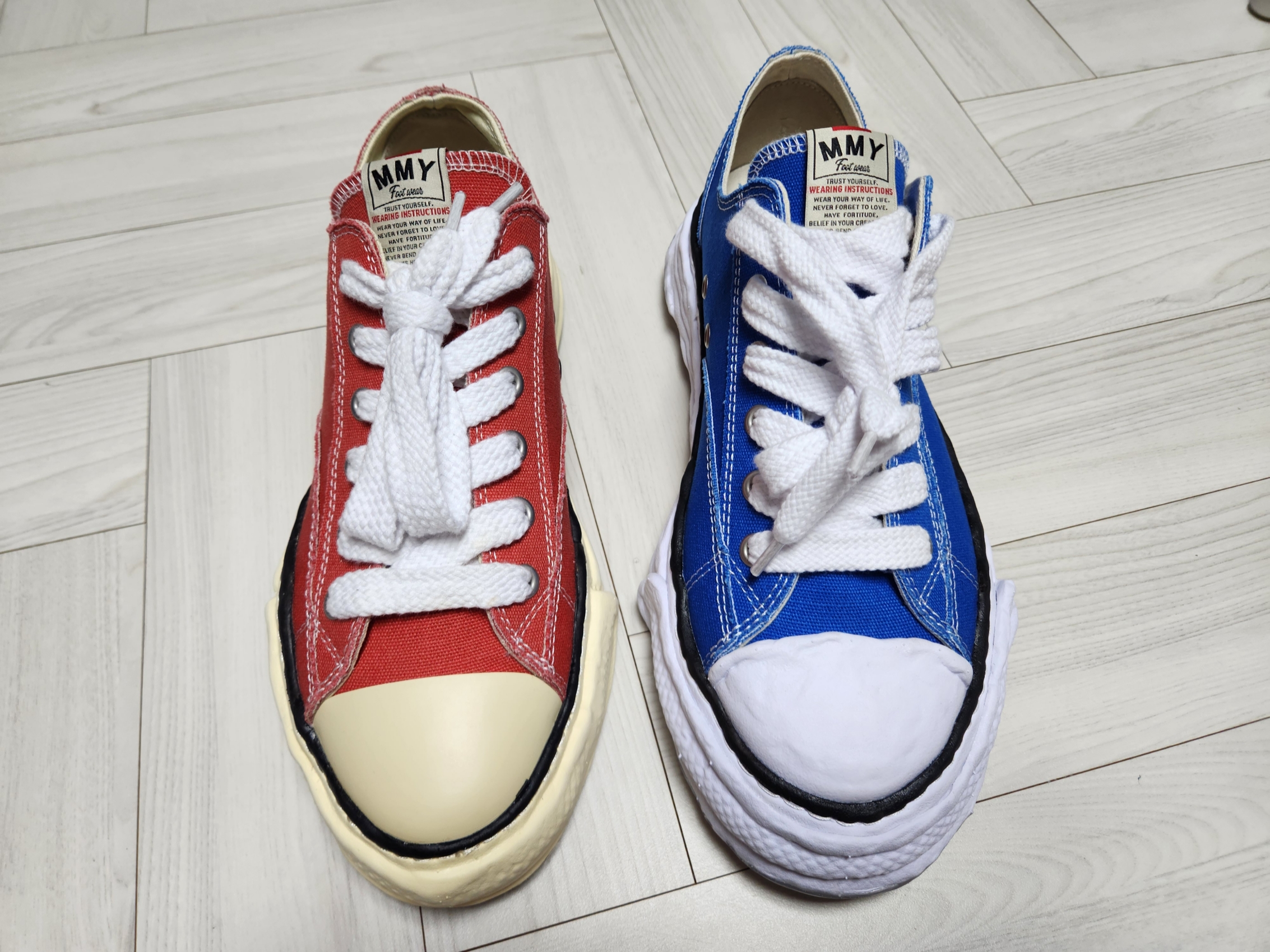 Maison Mihara Yasuhiro Peterson23 OG Sole Canvas Low-top Sneakers CL Blue, Maison Mihara Yasuhiro Peterson VL OG Sole Canvas Low-top Sneakers Orange 착용 스타일 - 3