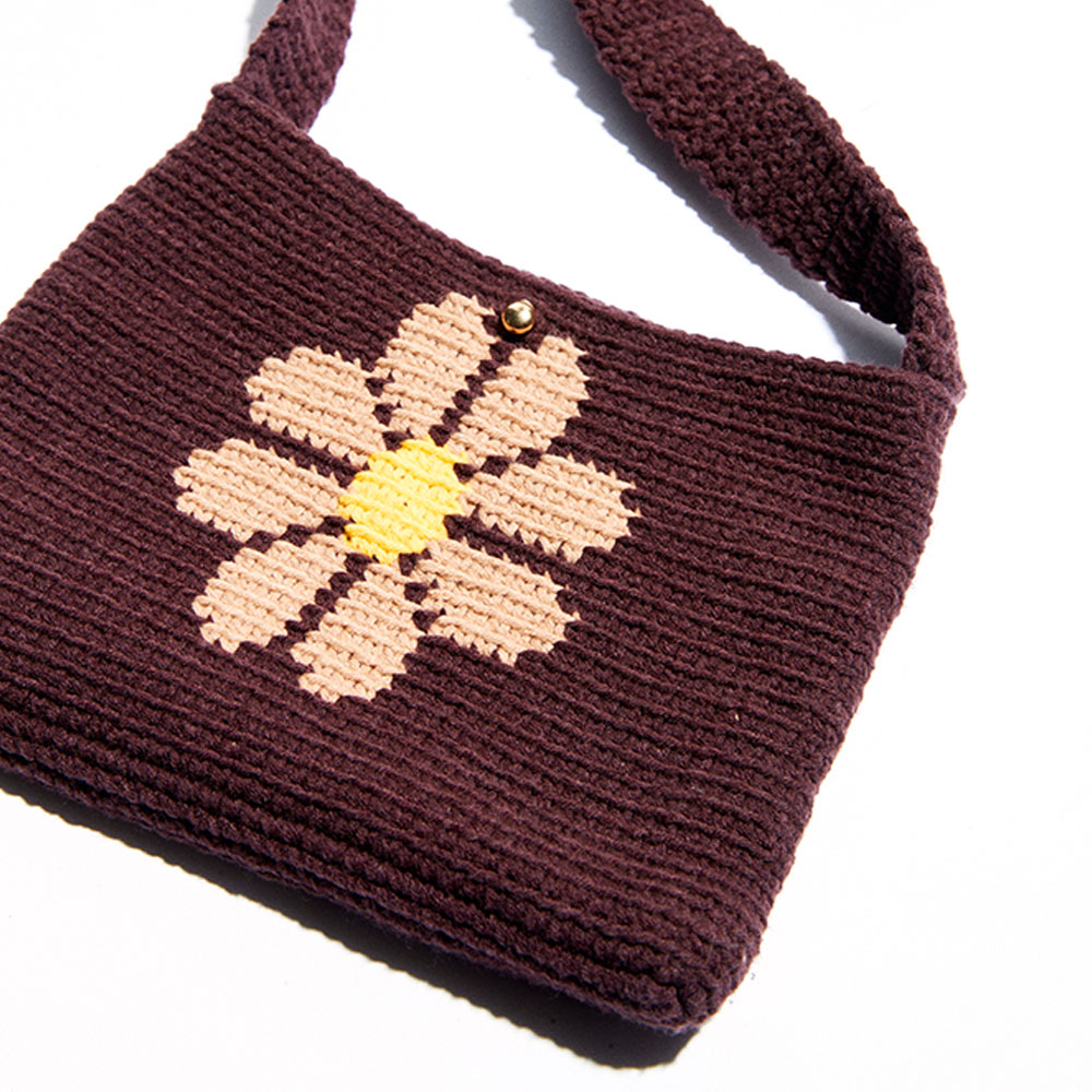 니로 세렌디피티 데이지 니트백 브라운 | NiRO.SERENDiPiTY | KREAM