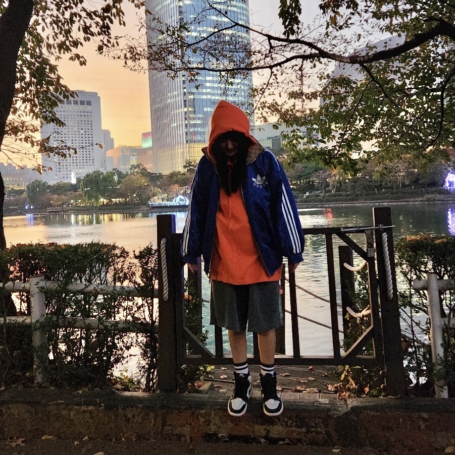 Jordan 1 Retro High OG Electro Orange, Gucci x Adidas GG Canvas Reversible Bomber Jacket Beige Ebony 착용 스타일 - 3
