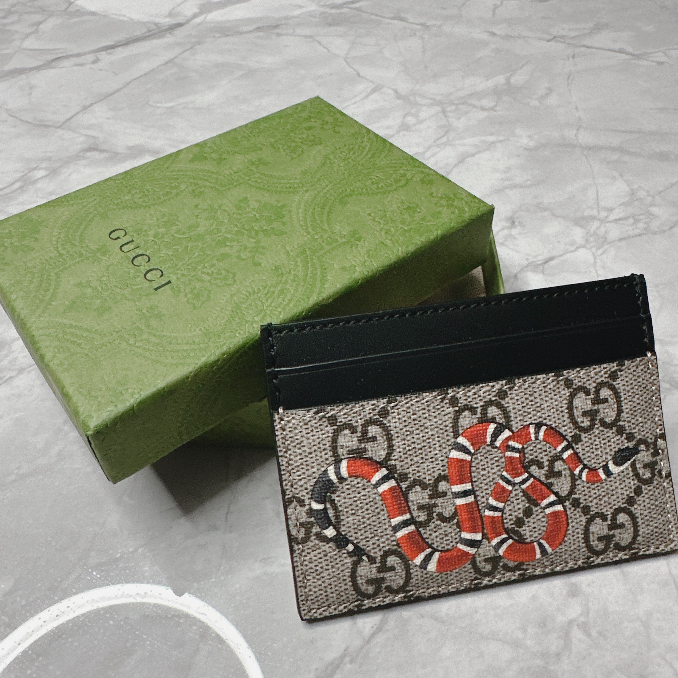 Gucci Bestiary Kingsnake Print Card Case Beige Ebony 착용 스타일