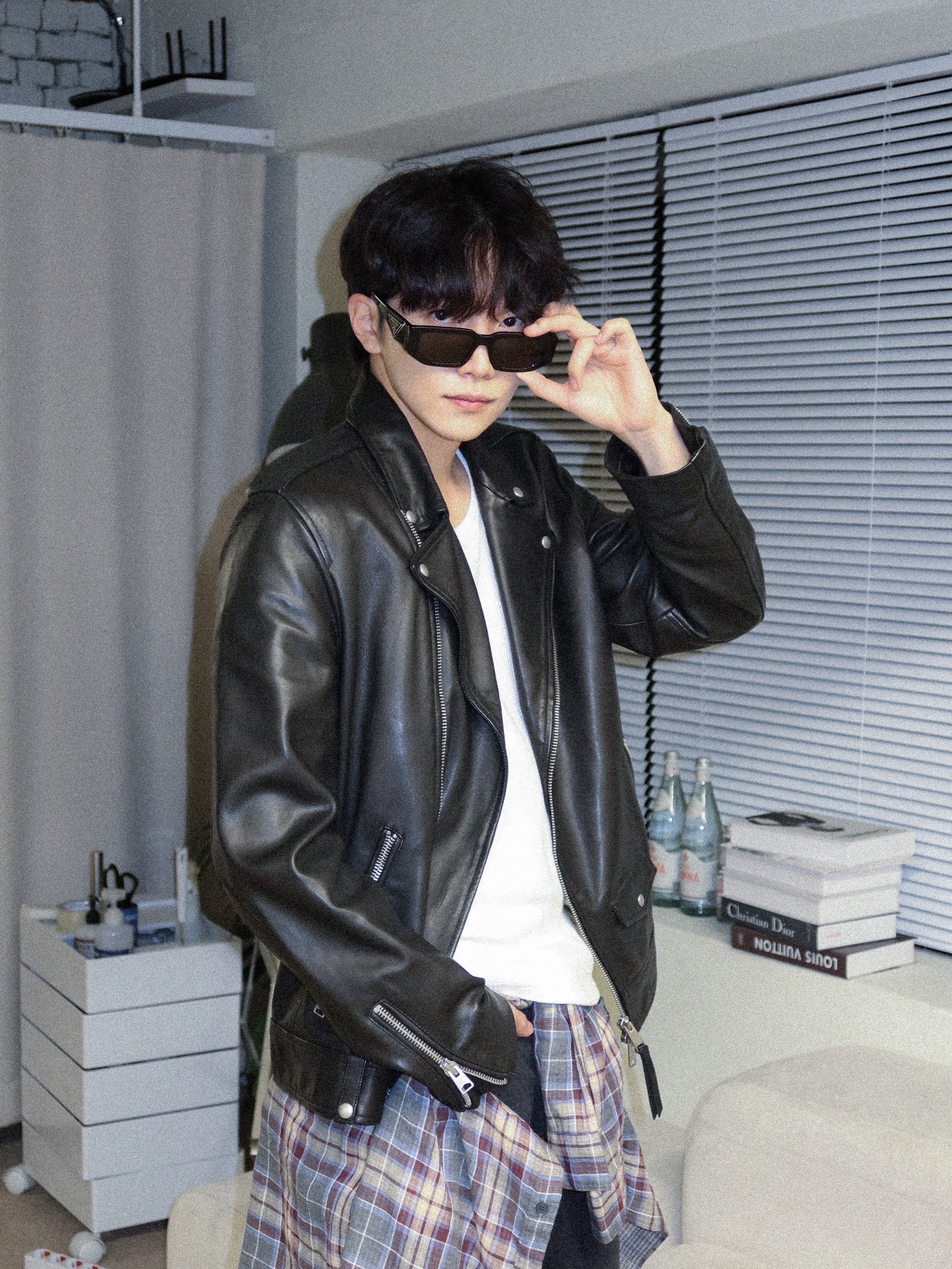 Prada Sunglasses The Triangle Logo Graphite 착용 스타일 - 2